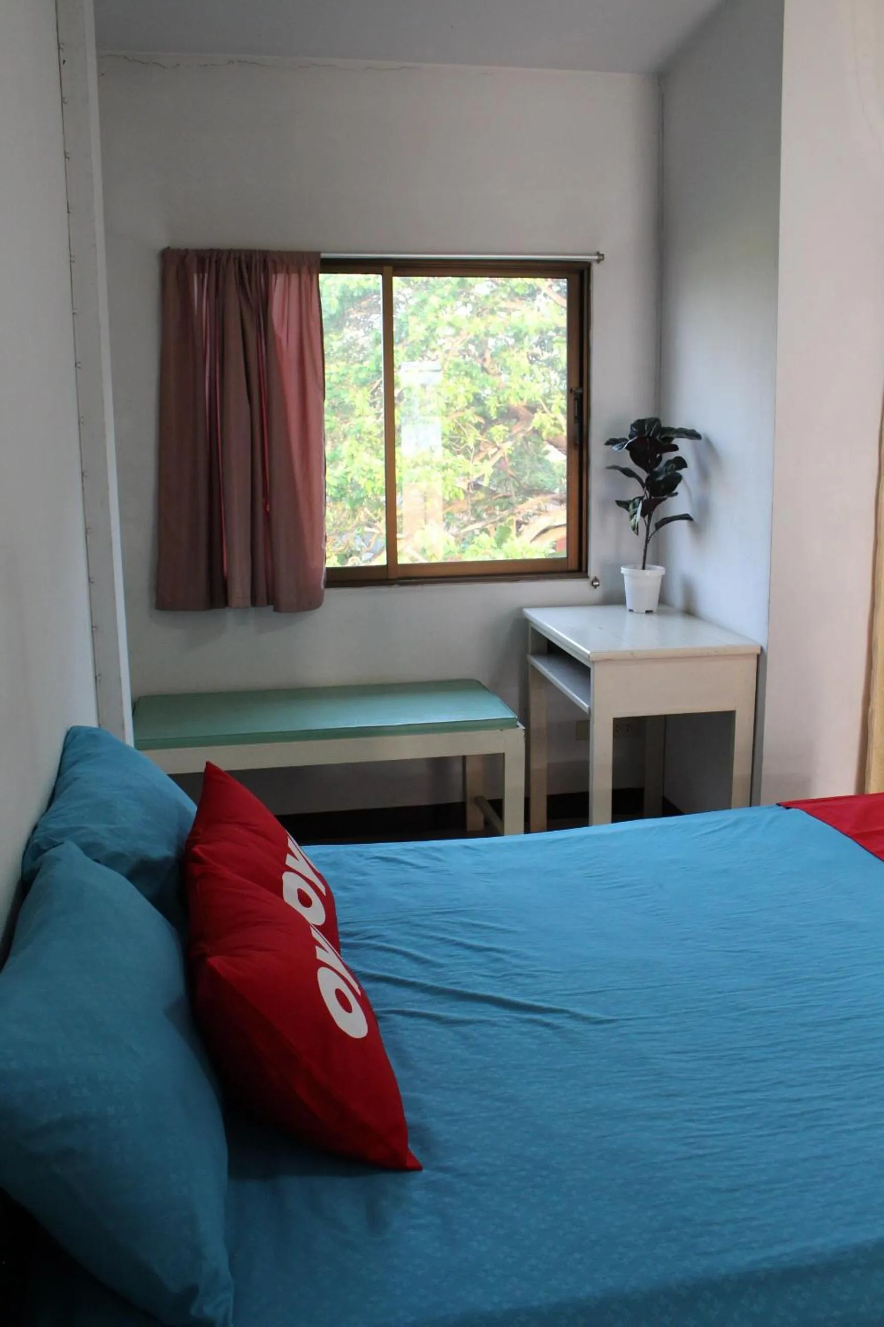 Bedroom, Bed in OYO 75420 Howto Hotel