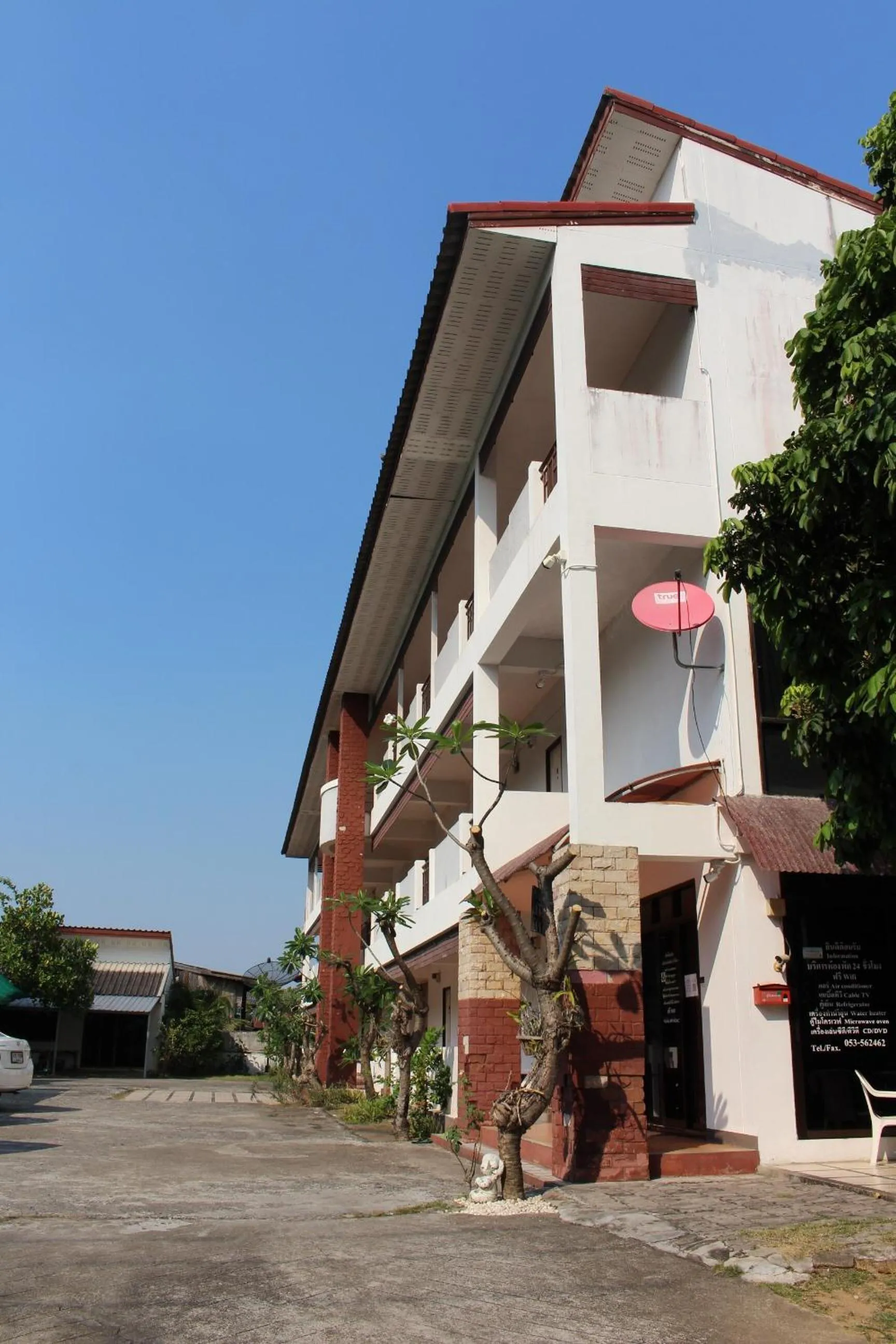 Facade/entrance in OYO 75420 Howto Hotel