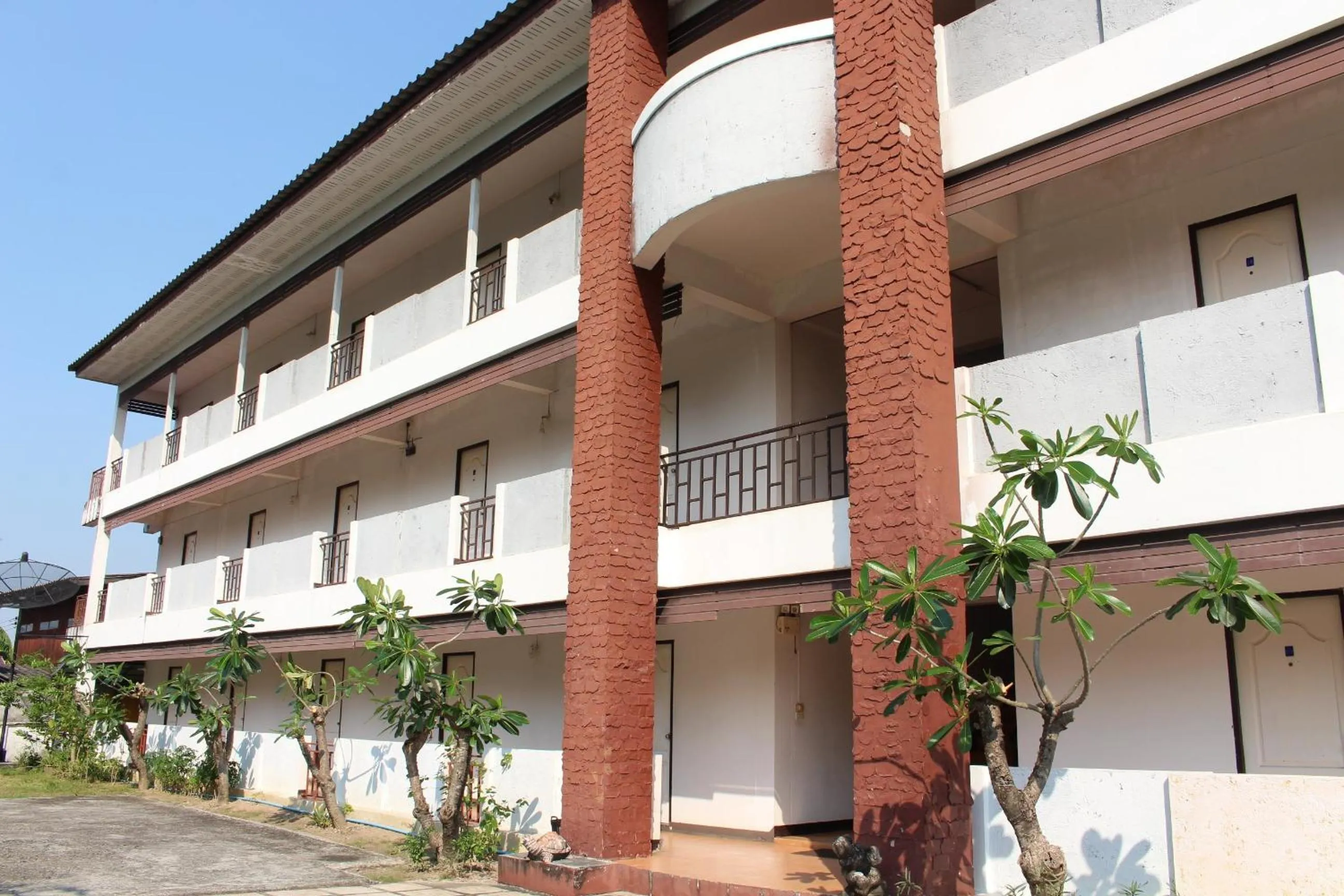 Facade/entrance in OYO 75420 Howto Hotel