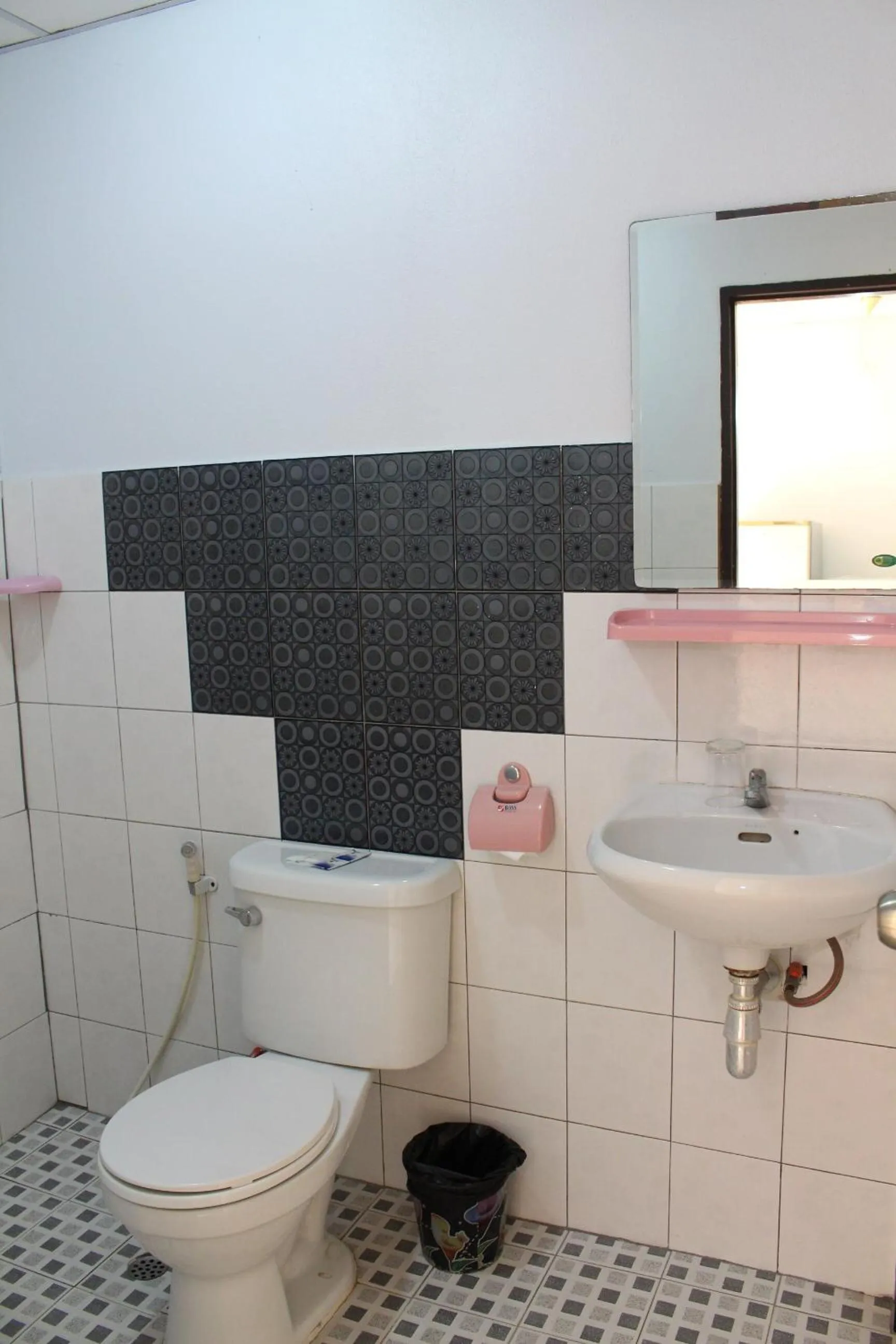 Bathroom in OYO 75420 Howto Hotel