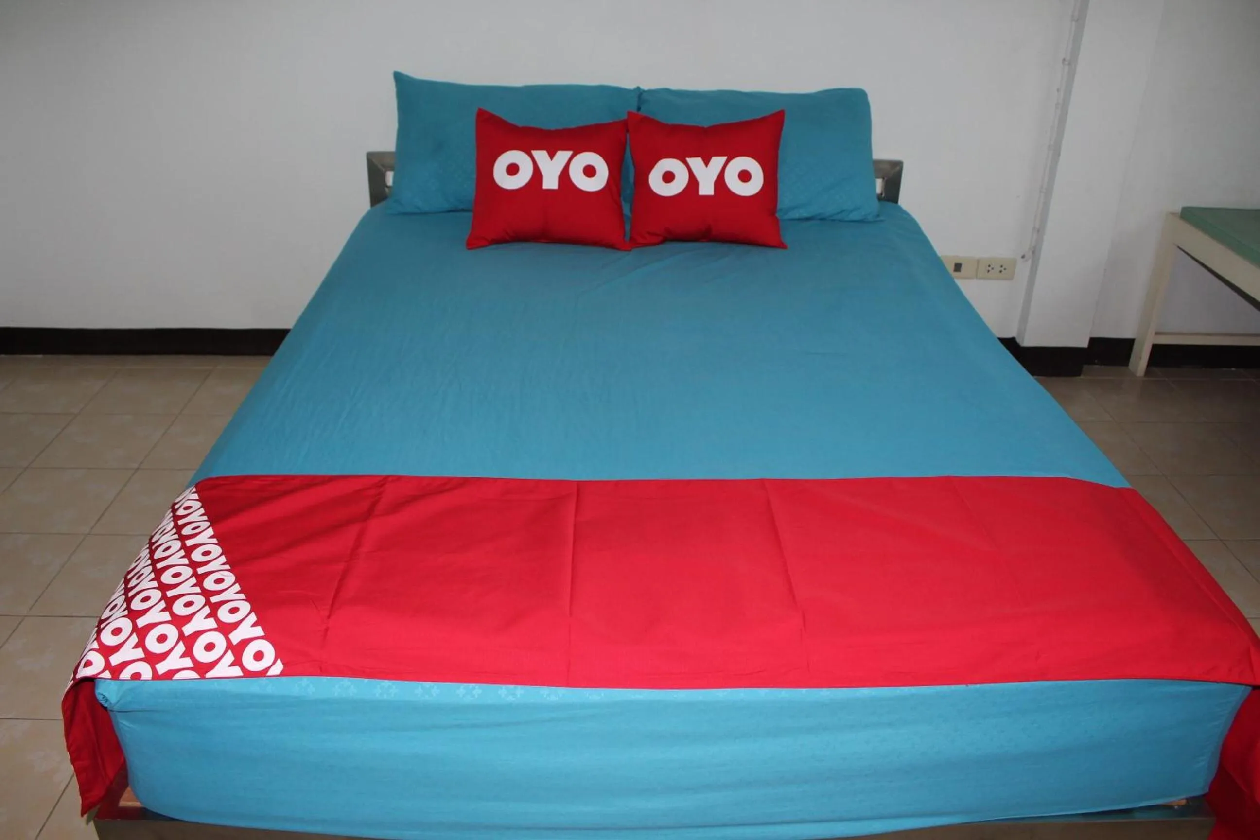 Bedroom, Bed in OYO 75420 Howto Hotel