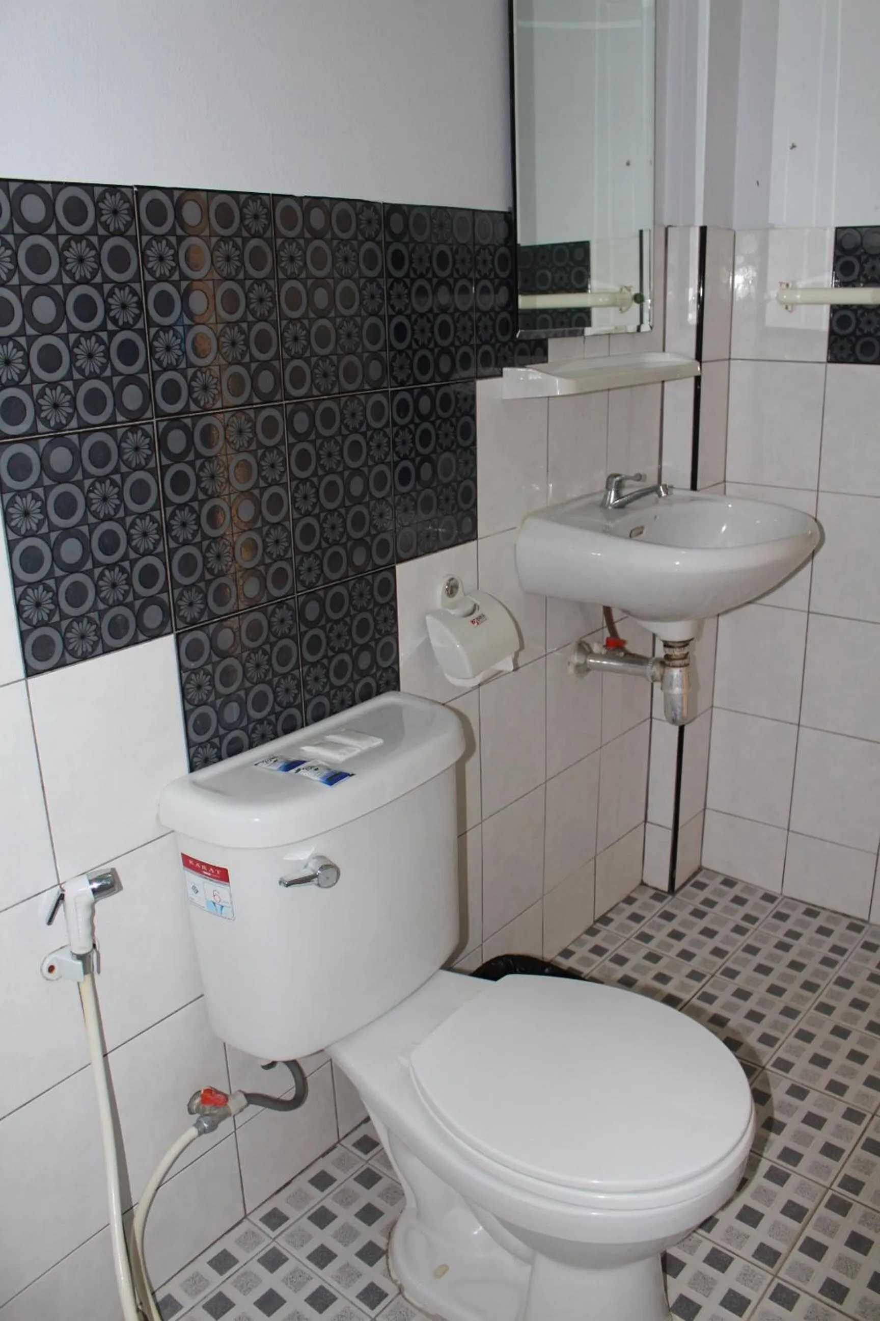 Bathroom in OYO 75420 Howto Hotel