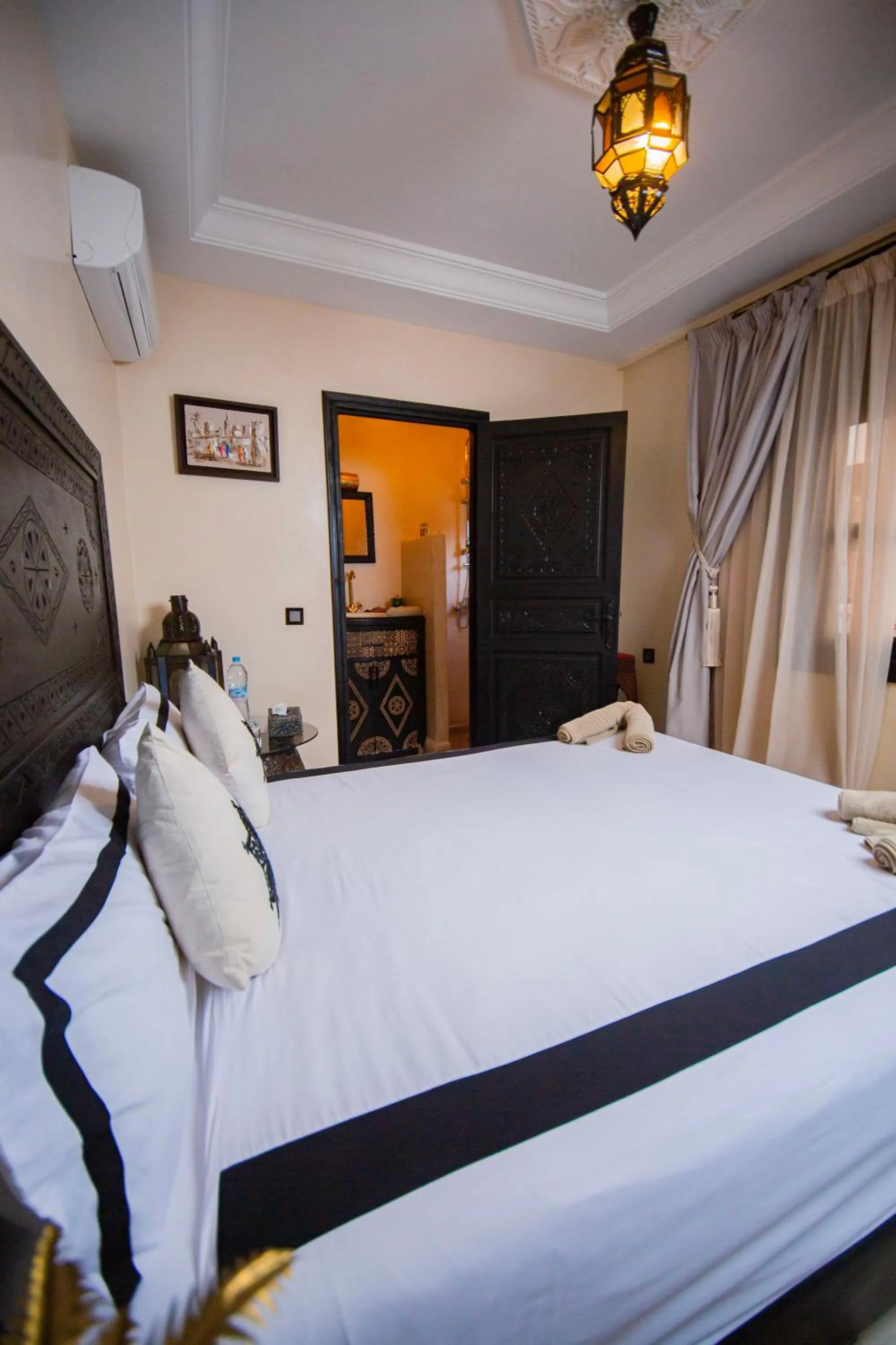 Bed in Riad Ta'achchaqa