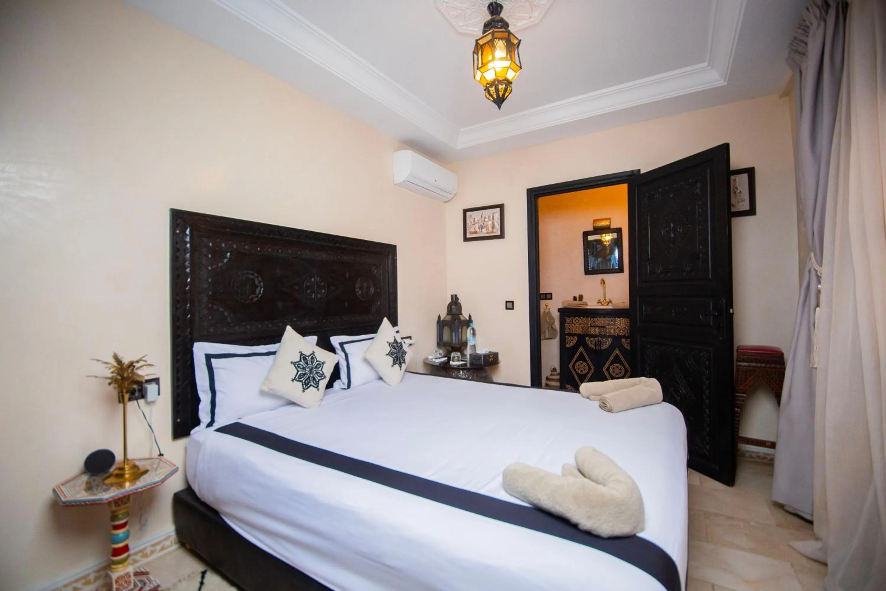 Bed in Riad Ta'achchaqa