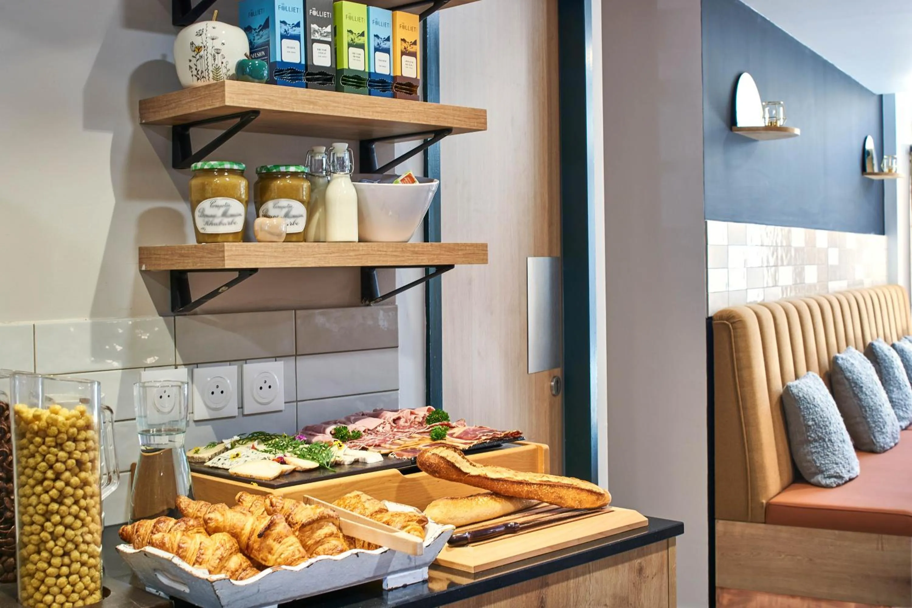 Buffet breakfast in Originals Boutique, Hôtel Larivaut, Puy-Guillaume