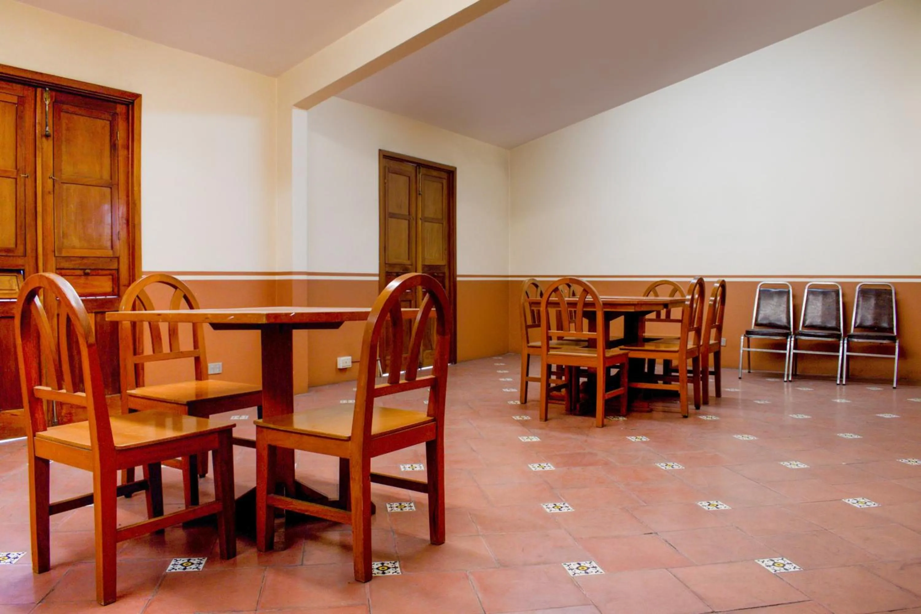 Restaurant/places to eat in OYO Hotel Museo