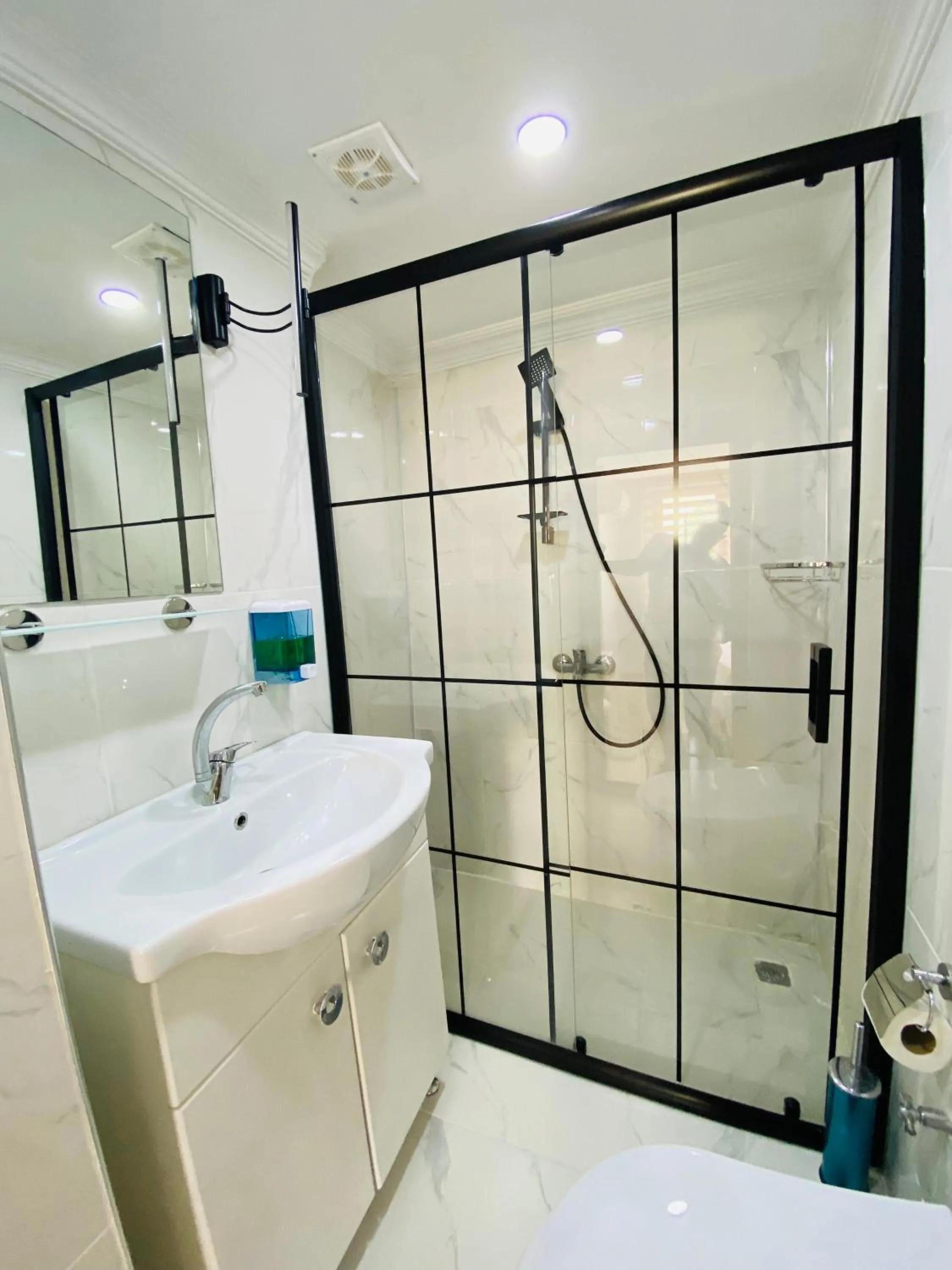 Shower in Stylish Hotel Old City