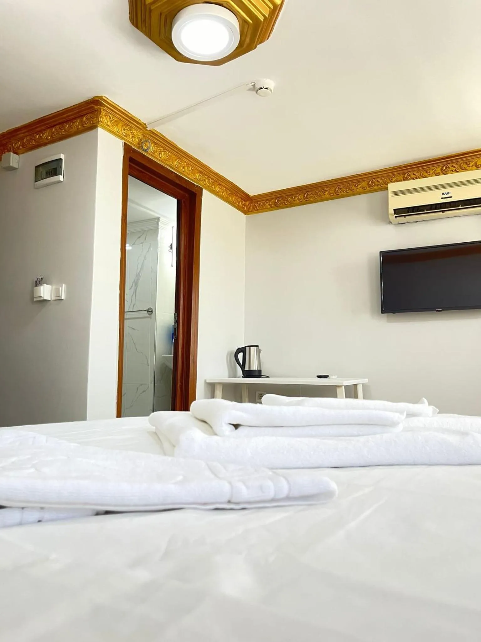 TV and multimedia, Bed in Stylish Hotel Old City