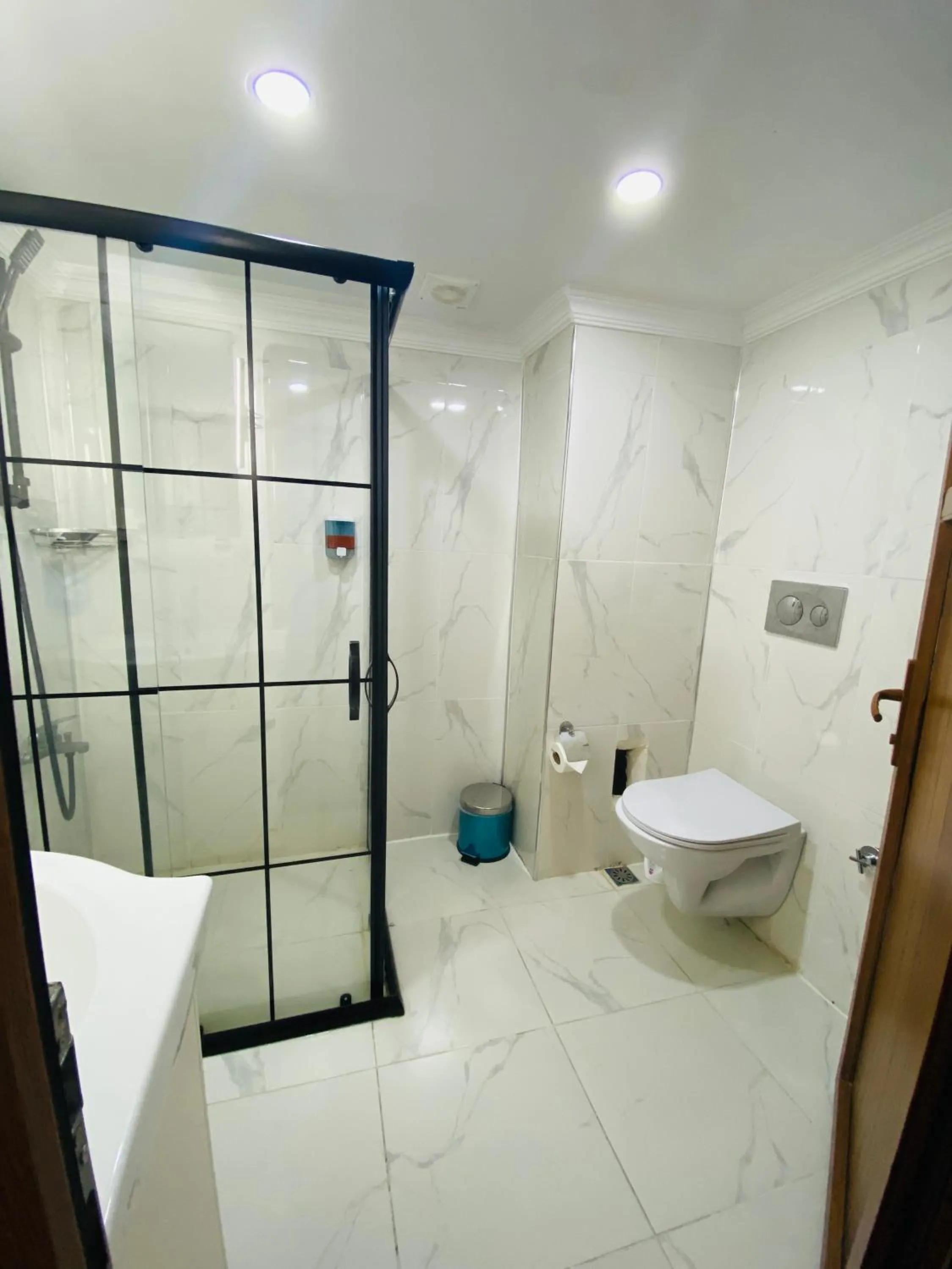 Shower in Stylish Hotel Old City