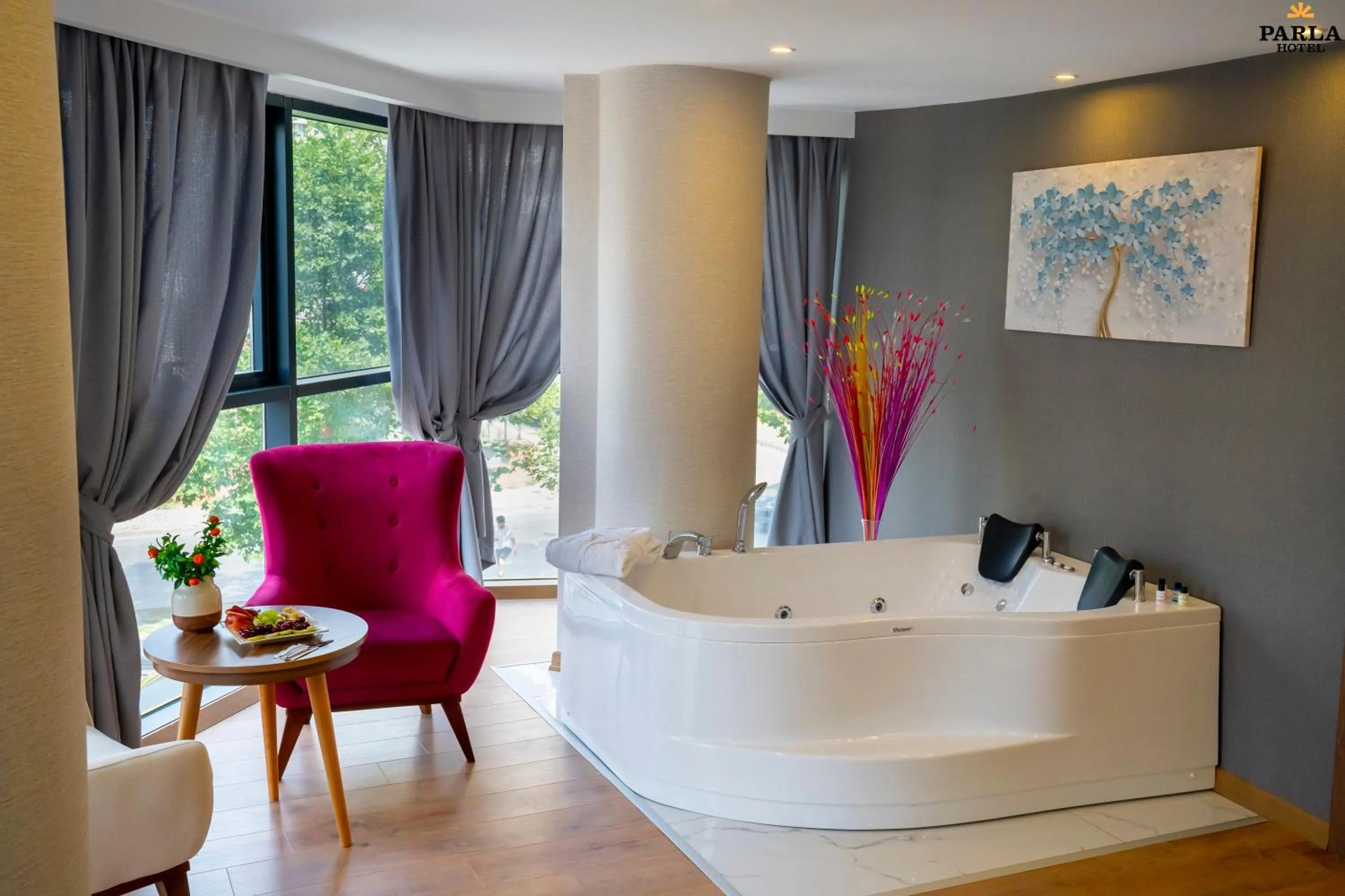 Hot Tub in Parla Suite Hotel