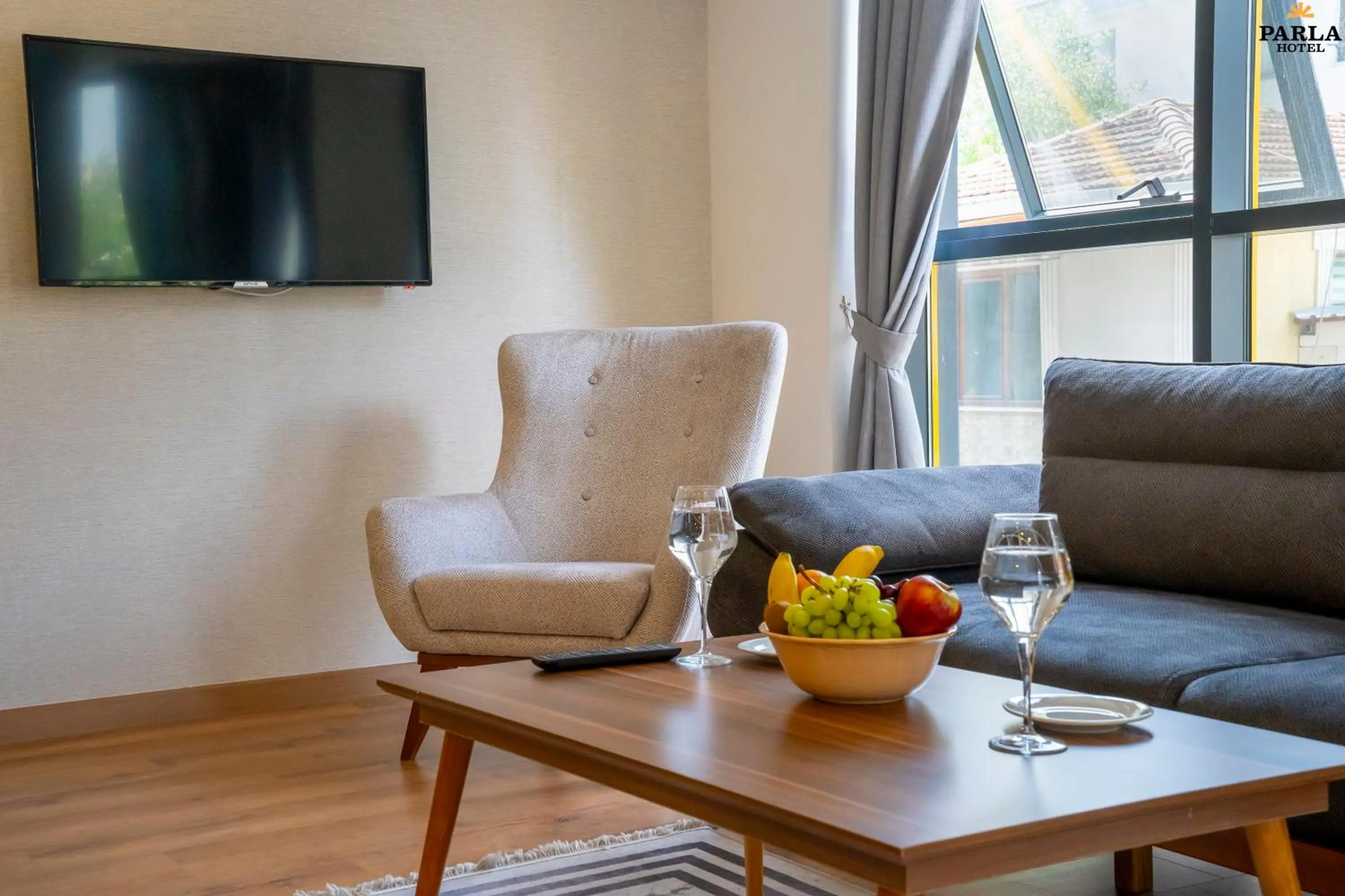 Communal lounge/ TV room in Parla Suite Hotel