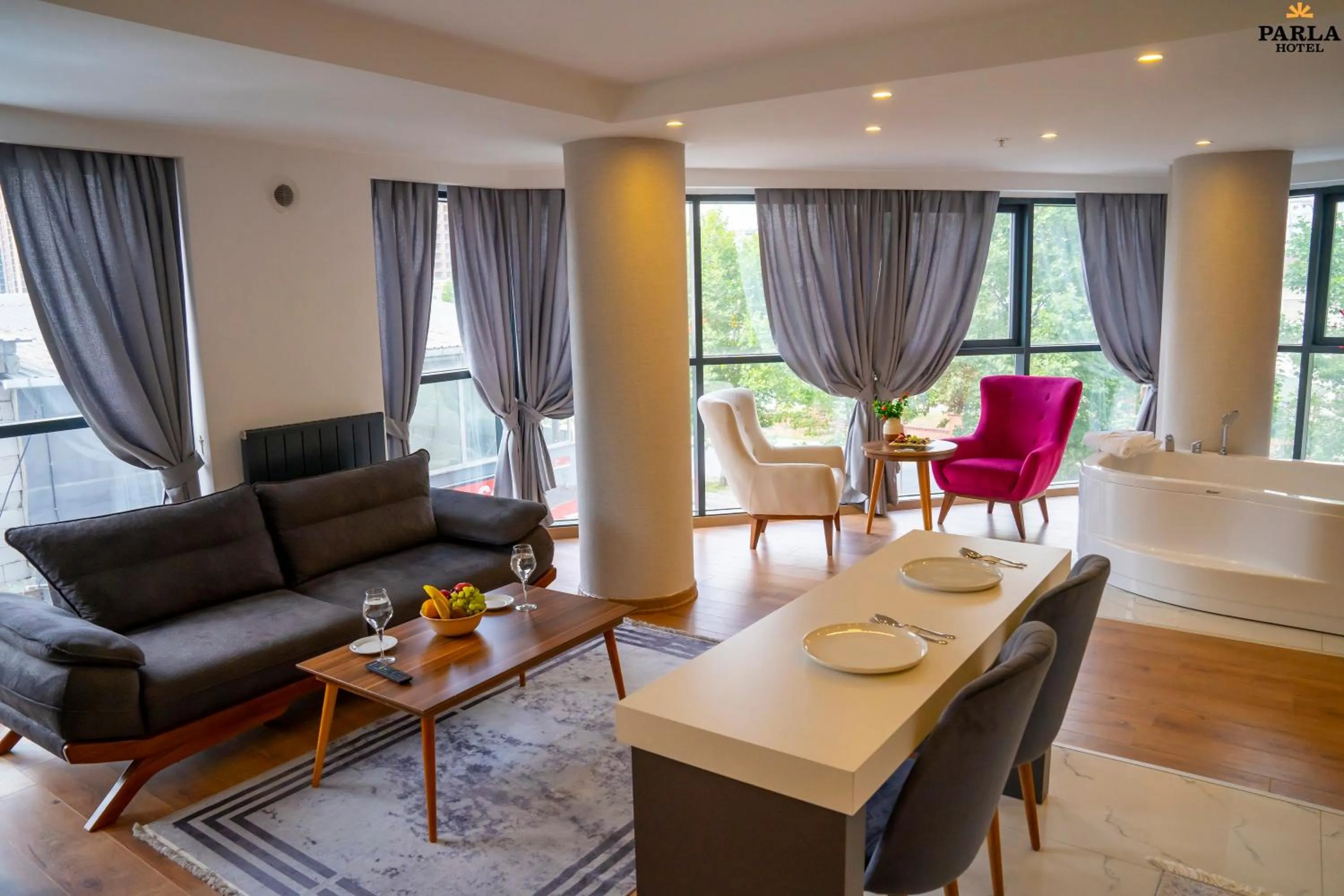 Communal lounge/ TV room in Parla Suite Hotel