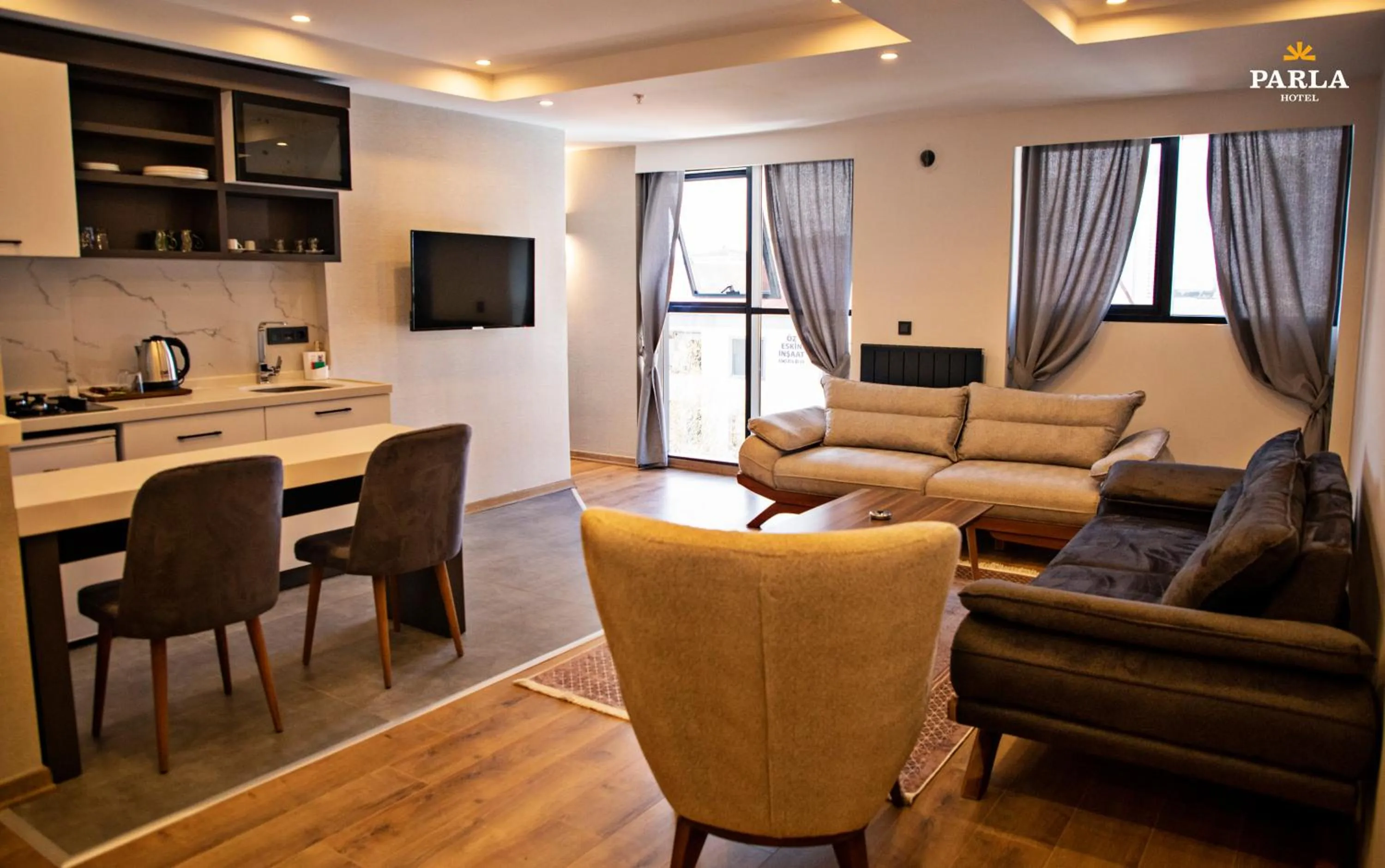 Communal lounge/ TV room in Parla Suite Hotel
