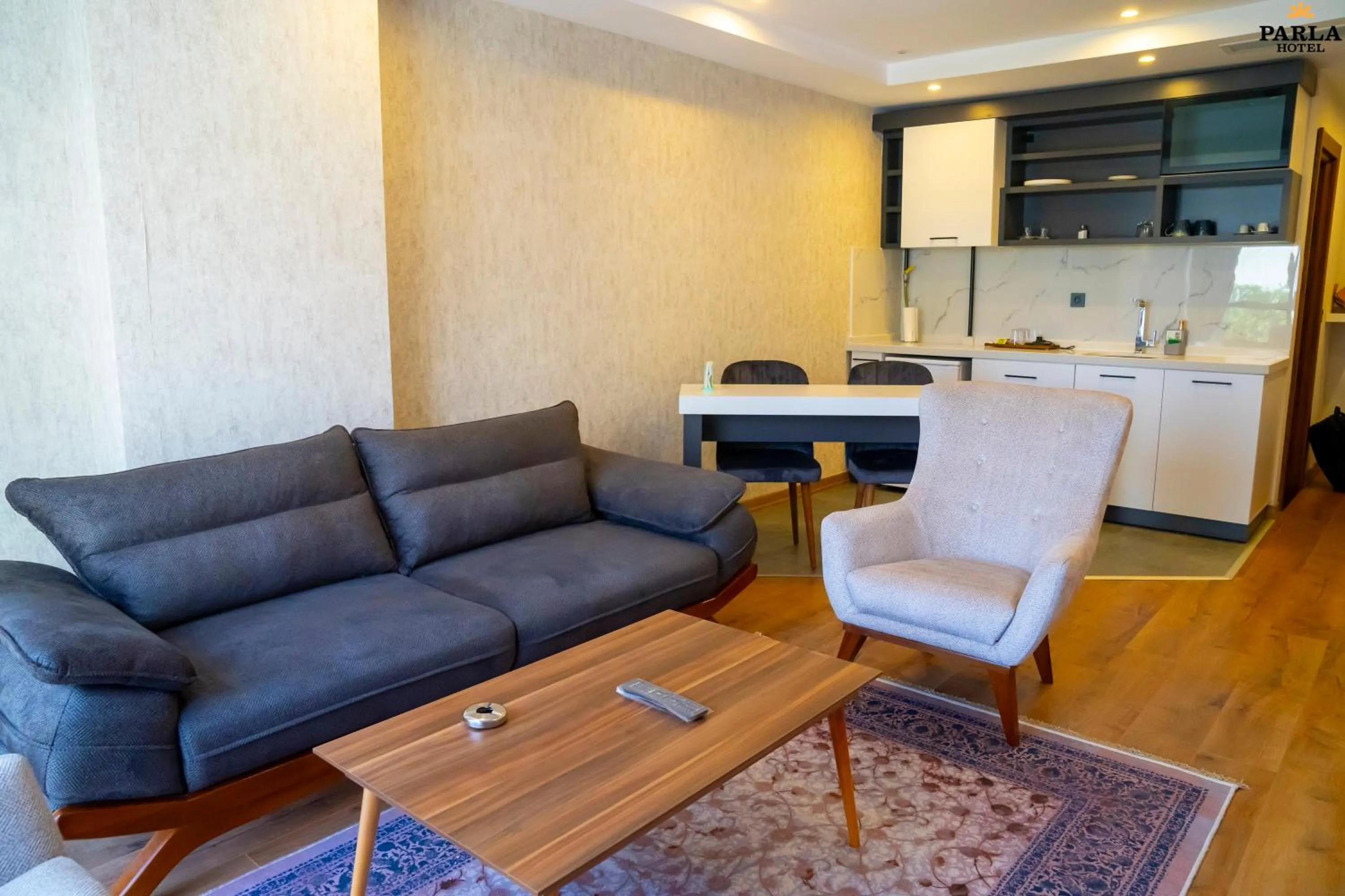 Kitchen or kitchenette in Parla Suite Hotel