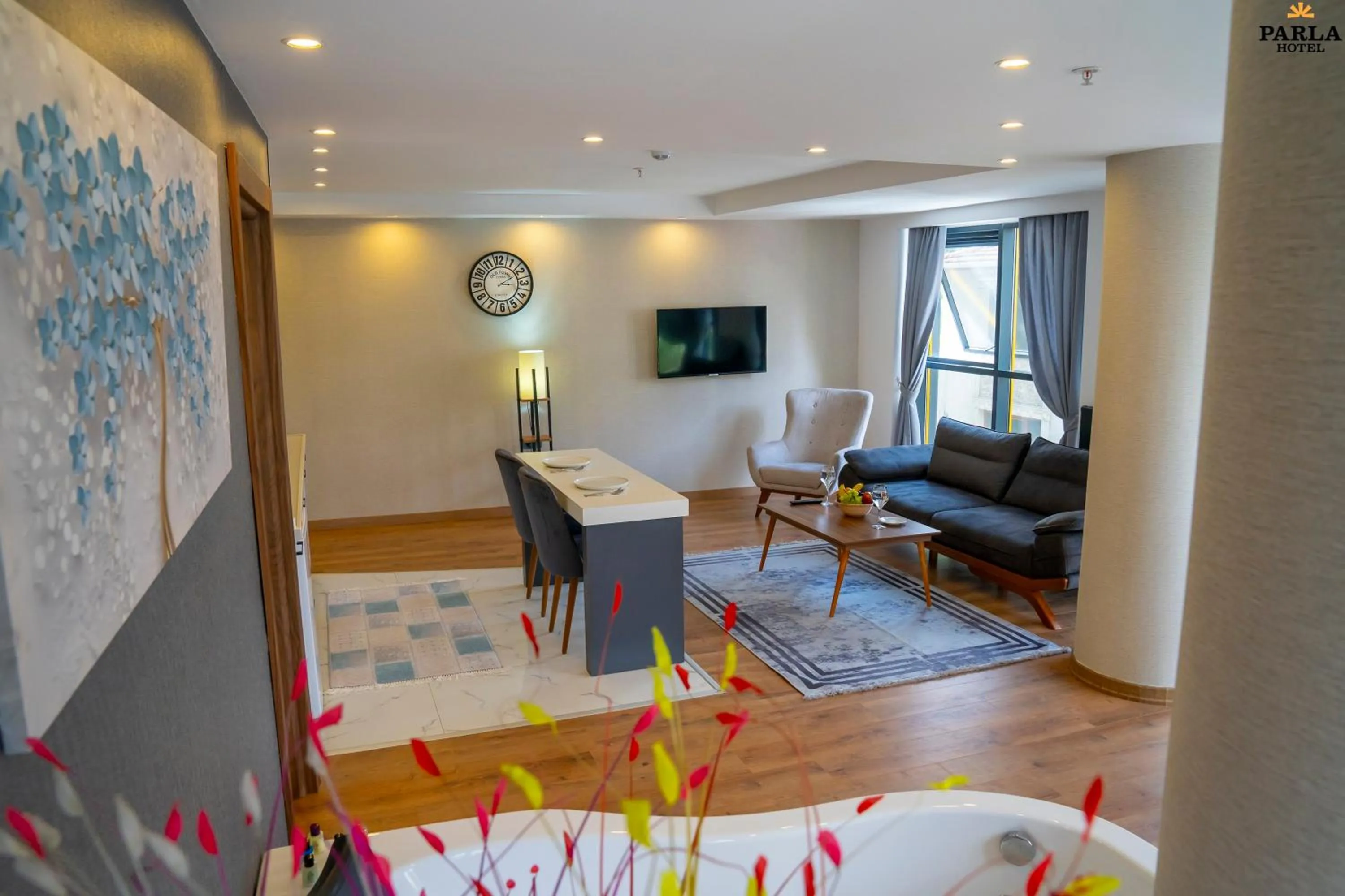 Communal lounge/ TV room in Parla Suite Hotel