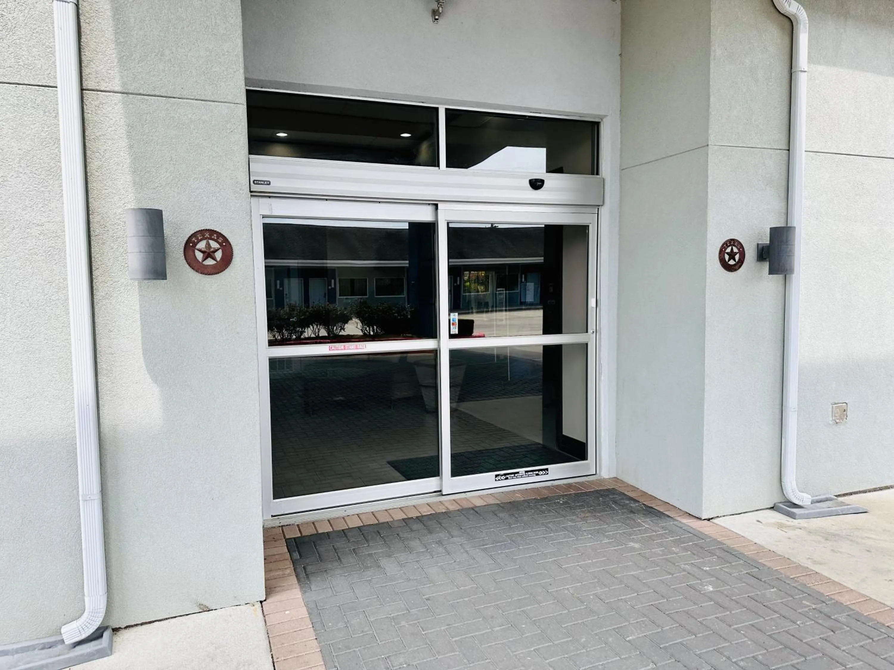 Facade/entrance in Lonestar Inn