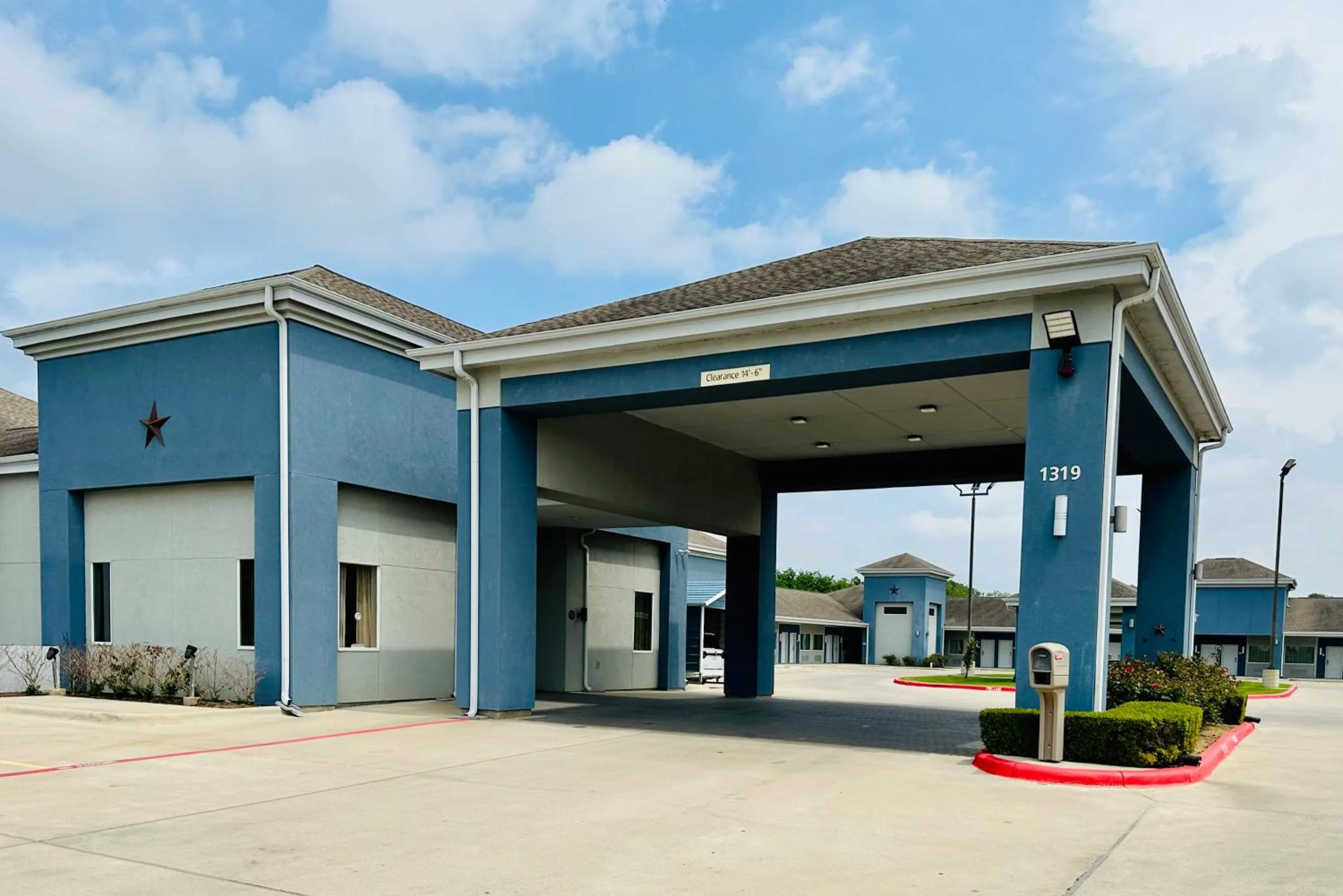 Facade/entrance in Lonestar Inn