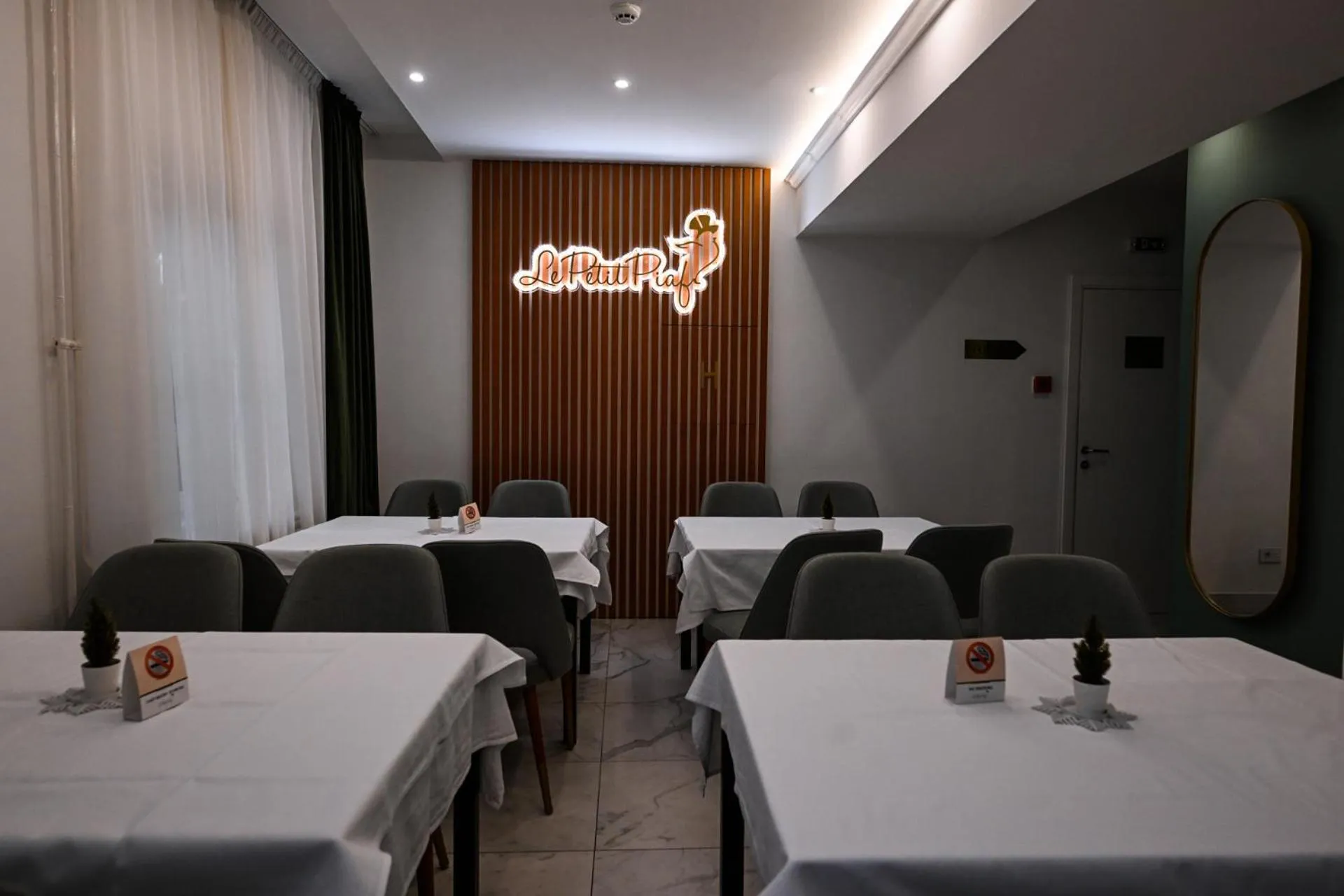 Restaurant/places to eat in Garni Hotel Le Petit Piaf