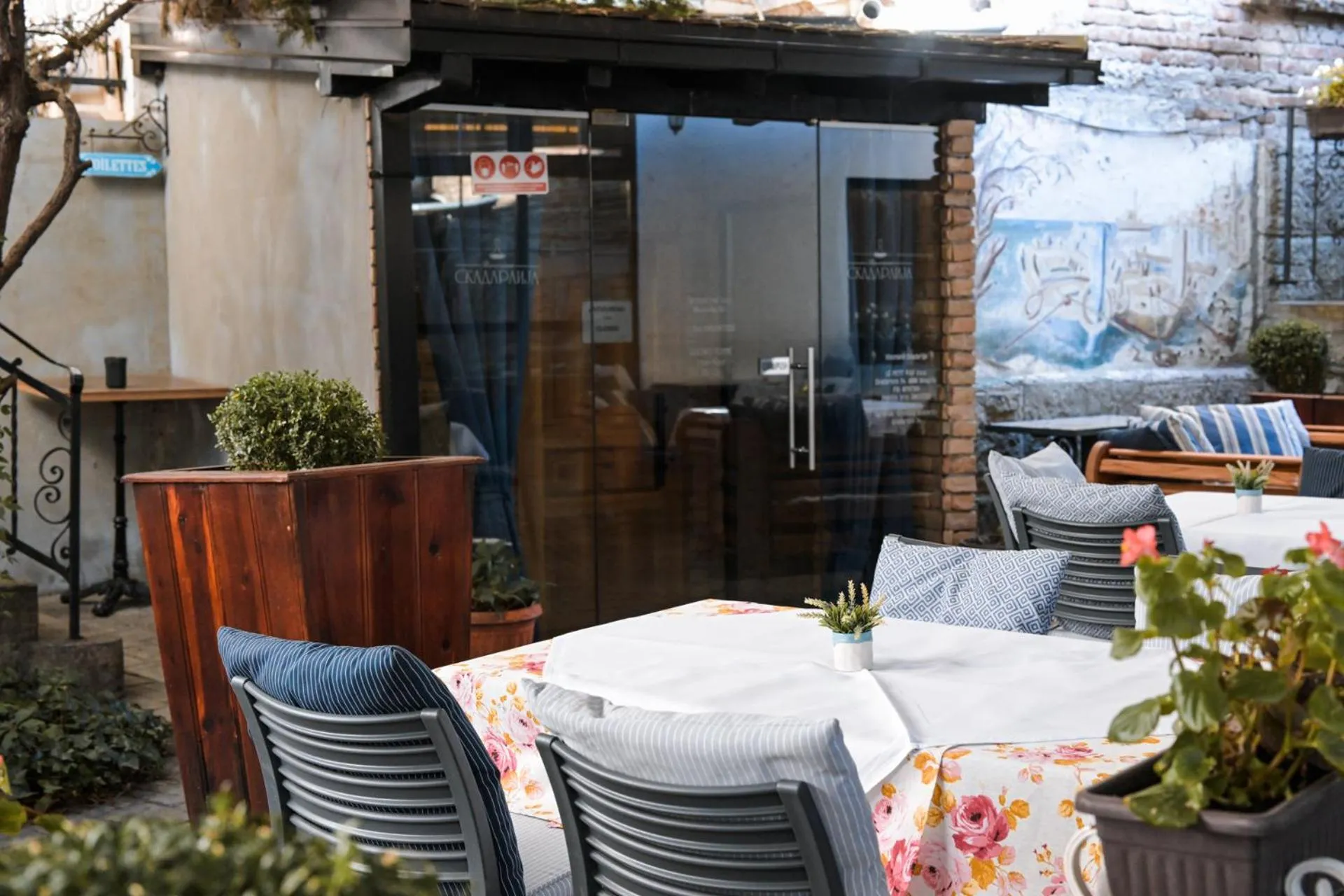 Restaurant/places to eat in Garni Hotel Le Petit Piaf