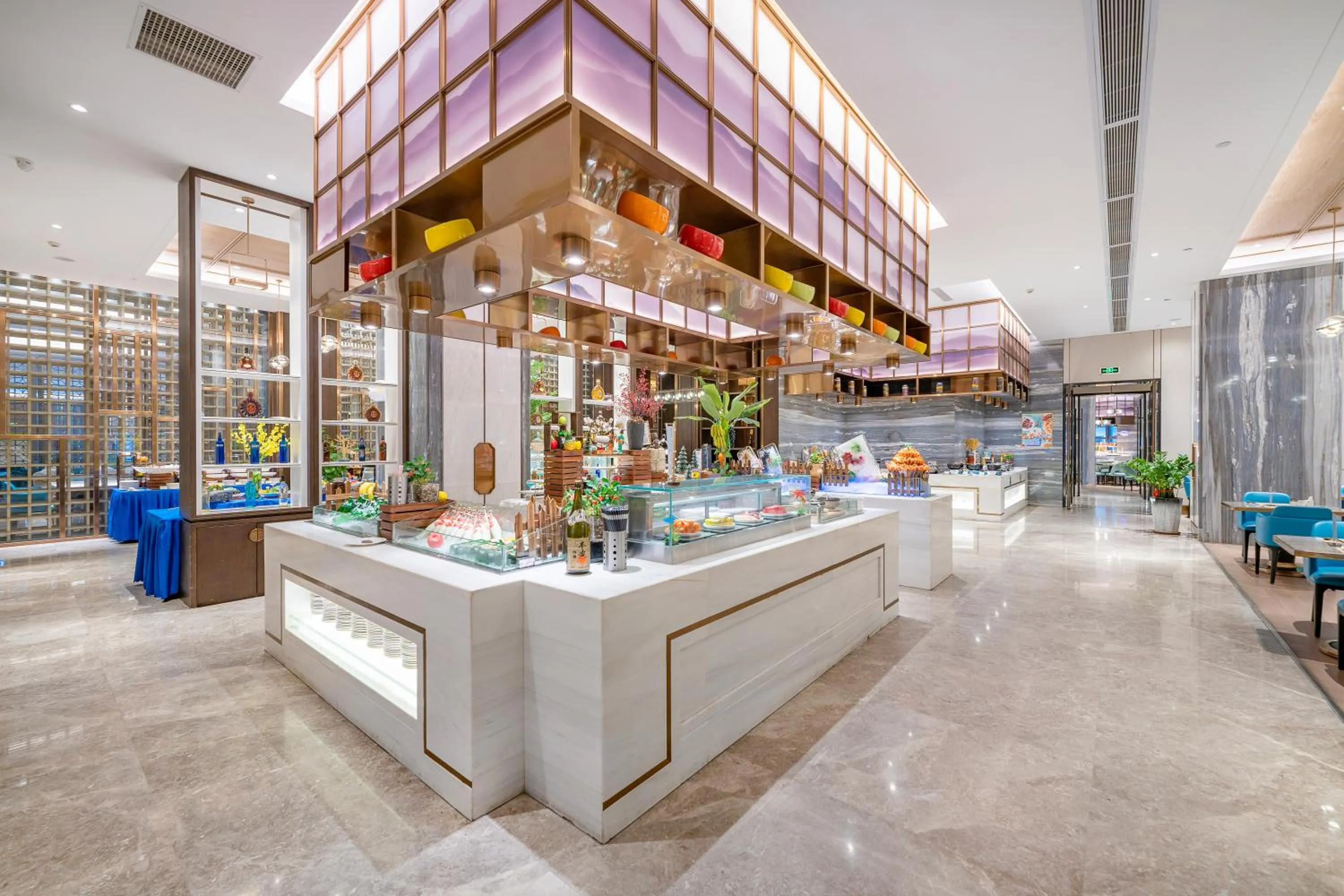 Restaurant/places to eat in Evwa Platinum Hotel