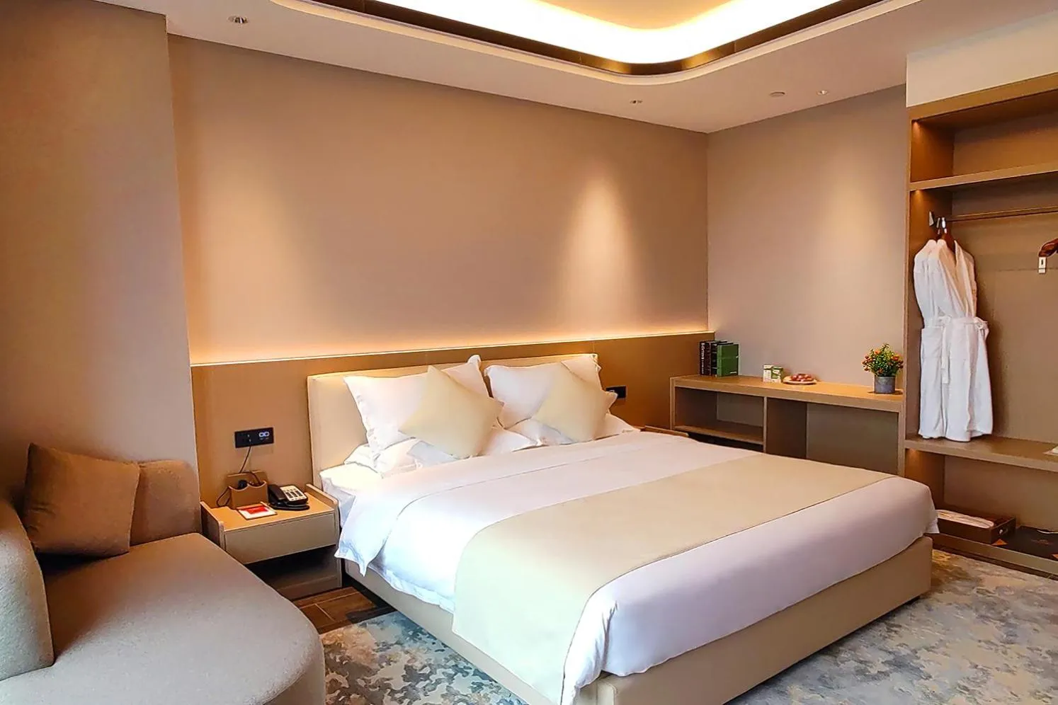 Photo of the whole room, Bed in Evwa Platinum Hotel