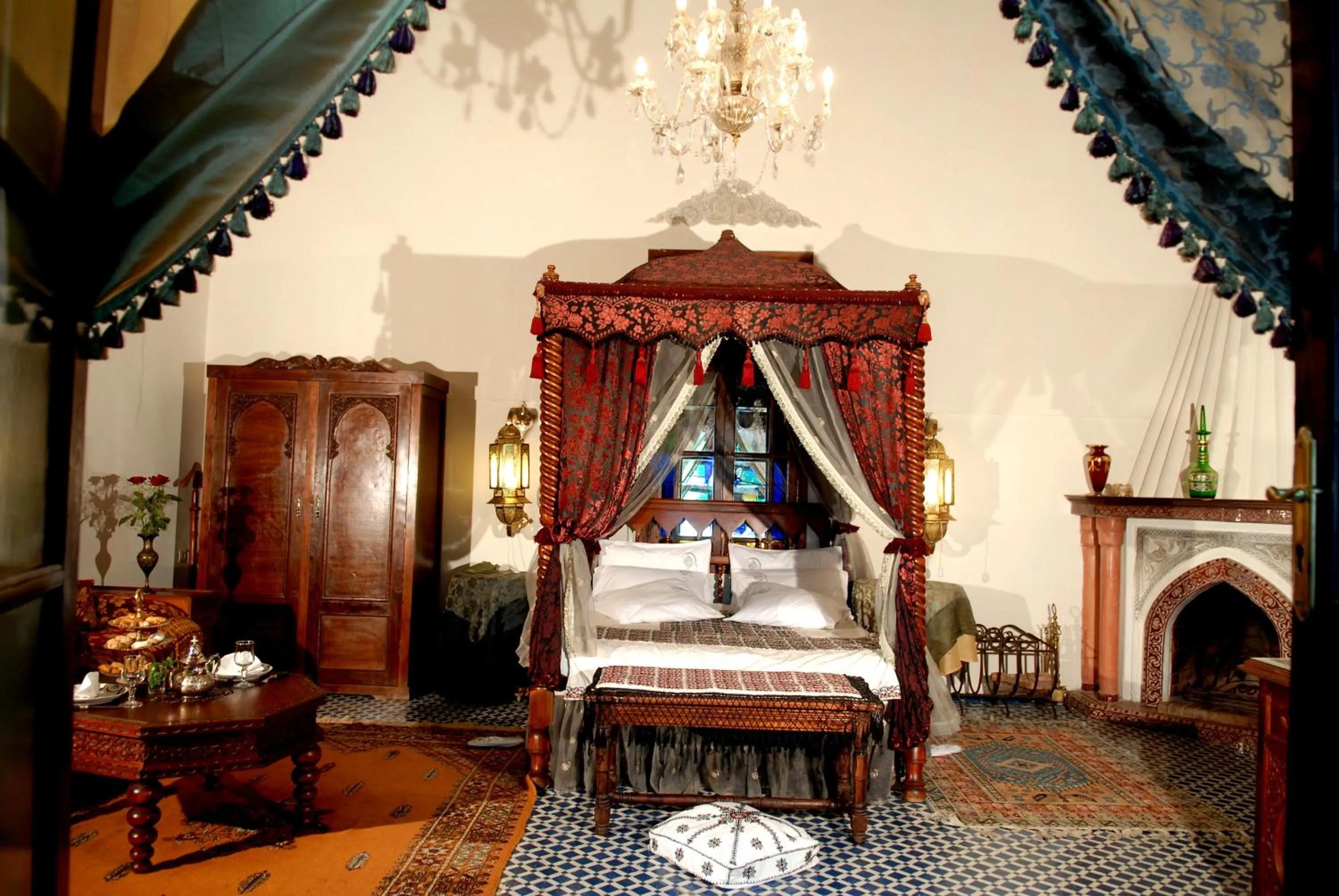 Bed in Riad Arabesque & Spa