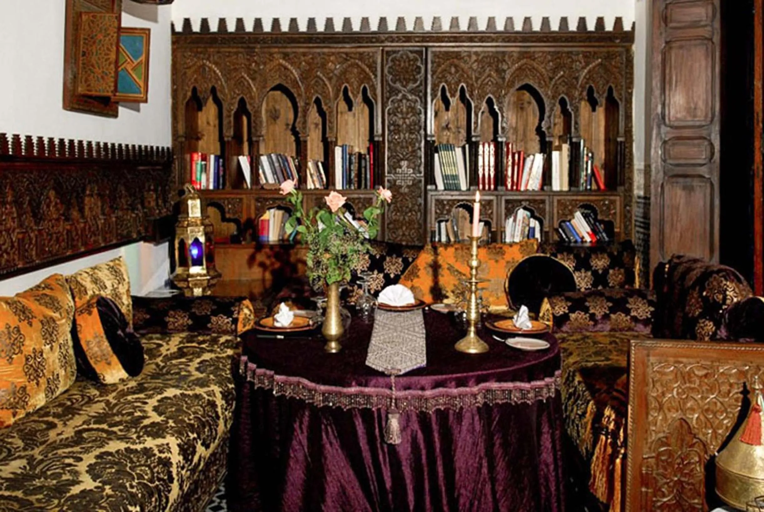Library in Riad Arabesque & Spa