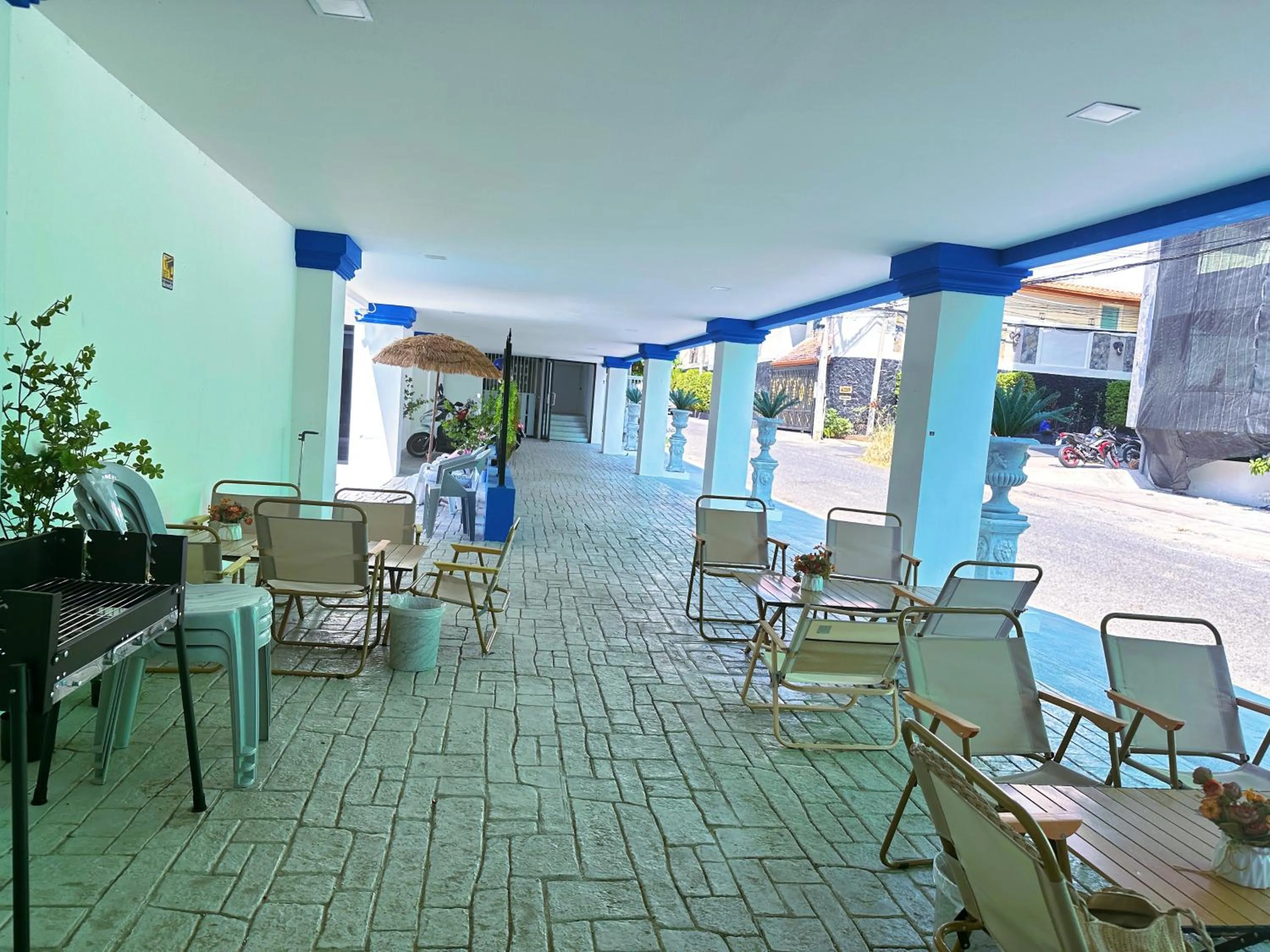 Communal lounge/ TV room in Mona Lisa pool villa