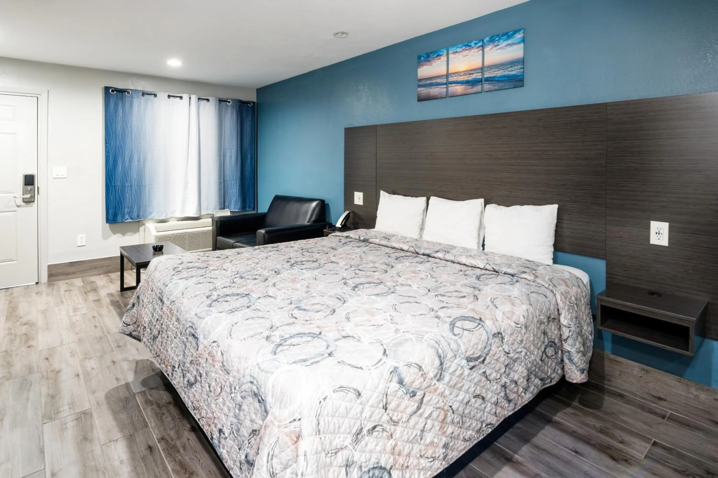 Bedroom, Bed in Downtowner Inns - Houston Downtown & Convention Center