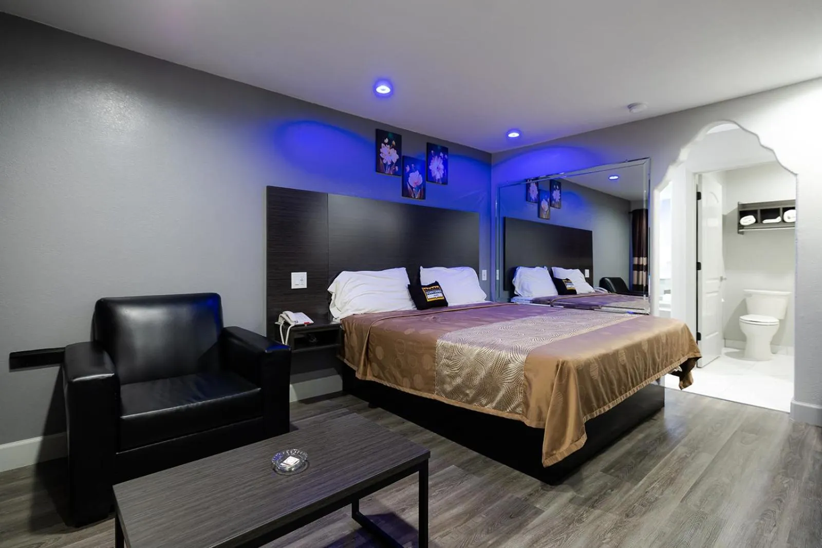 Bed in Downtowner Inns - Houston Downtown & Convention Center