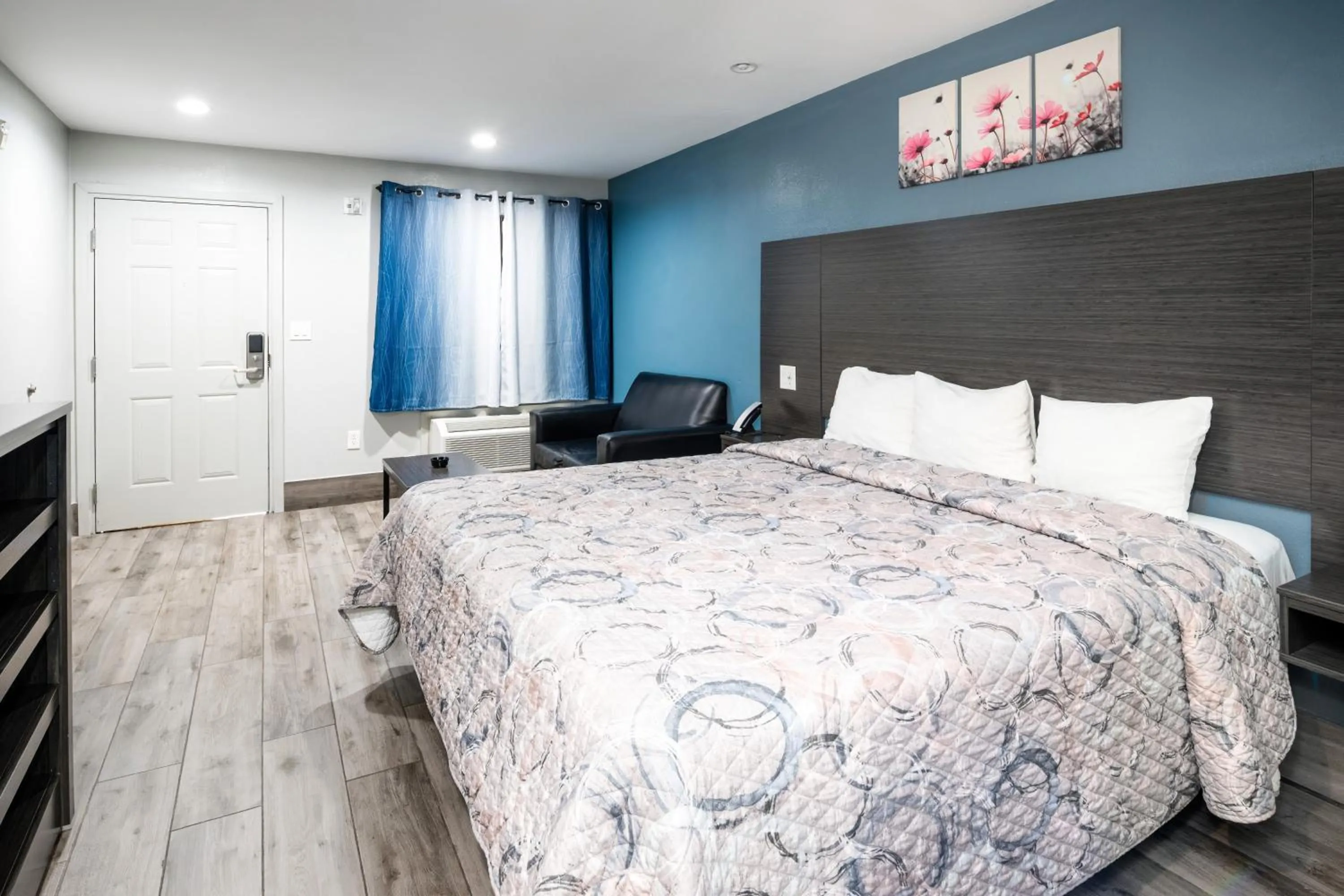 Bedroom, Bed in Downtowner Inns - Houston Downtown & Convention Center