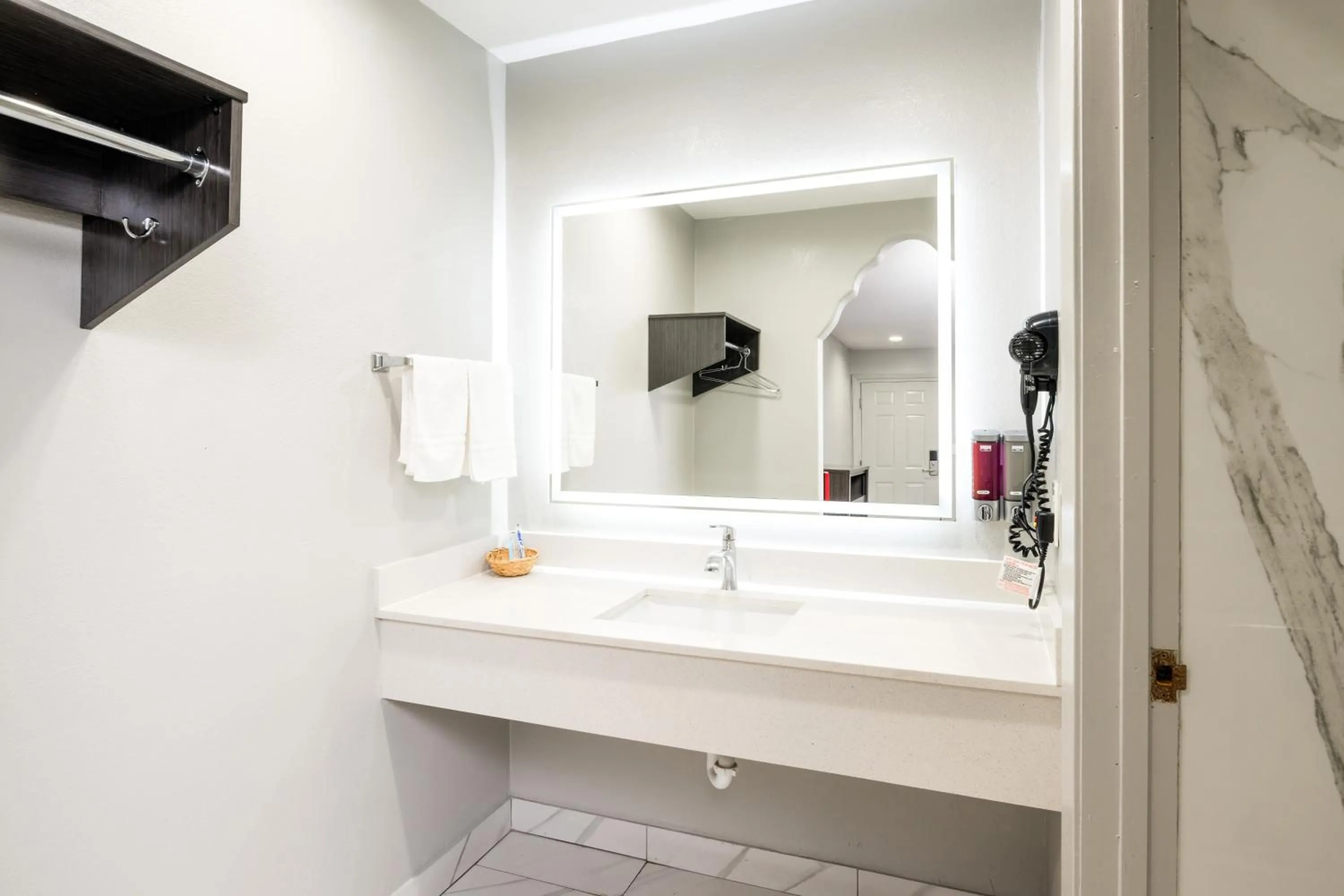 Bathroom in Downtowner Inns - Houston Downtown & Convention Center