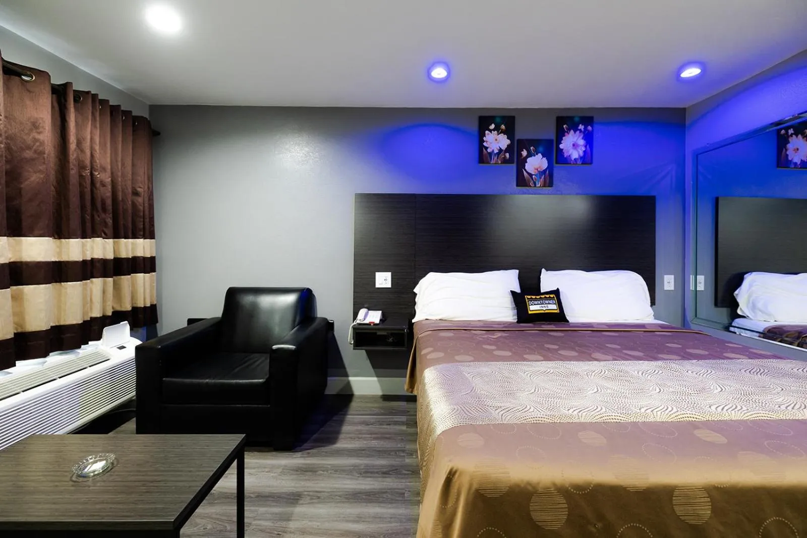 Bed in Downtowner Inns - Houston Downtown & Convention Center