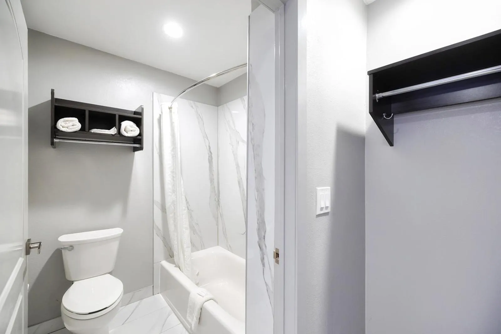 Toilet in Downtowner Inns - Houston Downtown & Convention Center