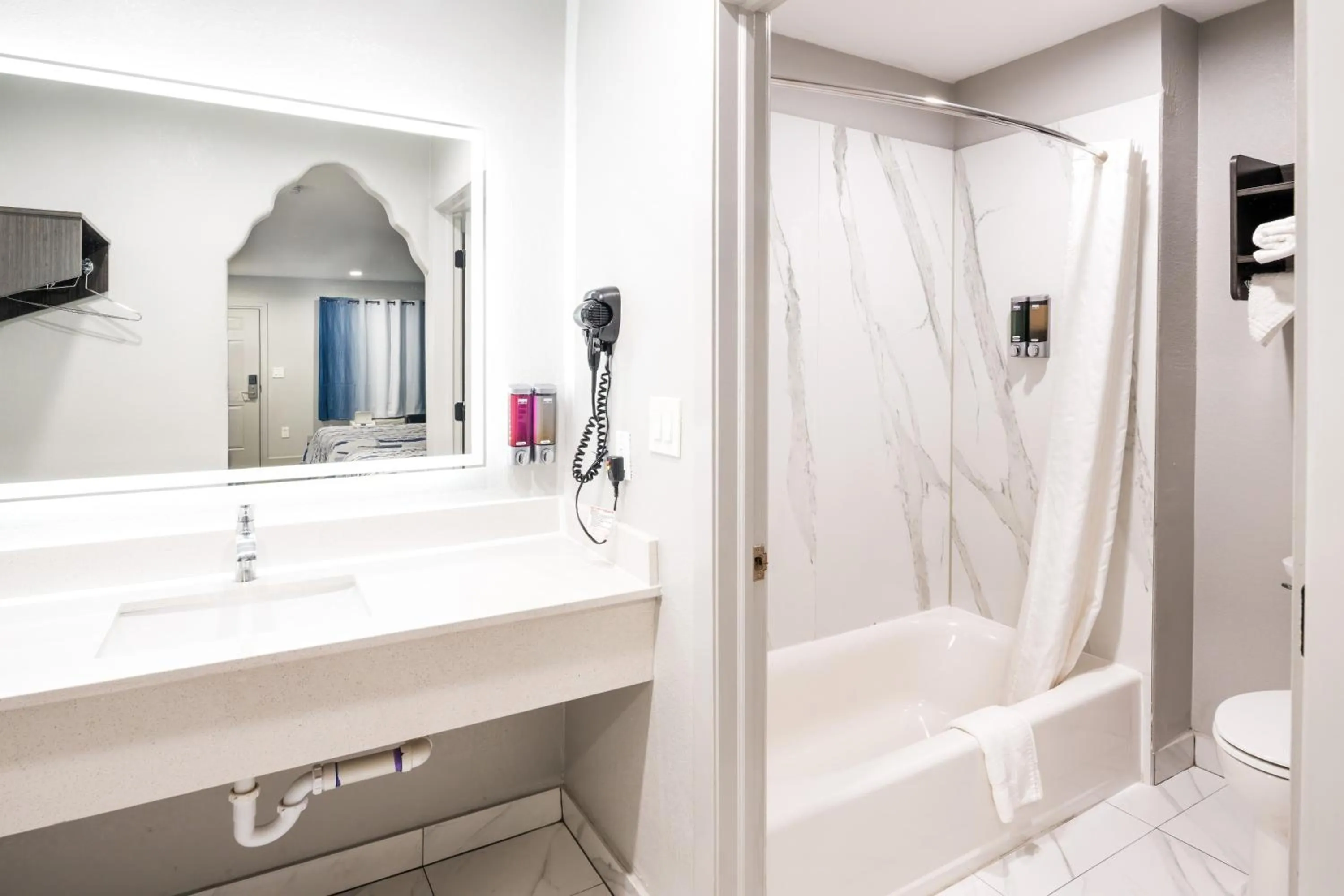 Bathroom in Downtowner Inns - Houston Downtown & Convention Center