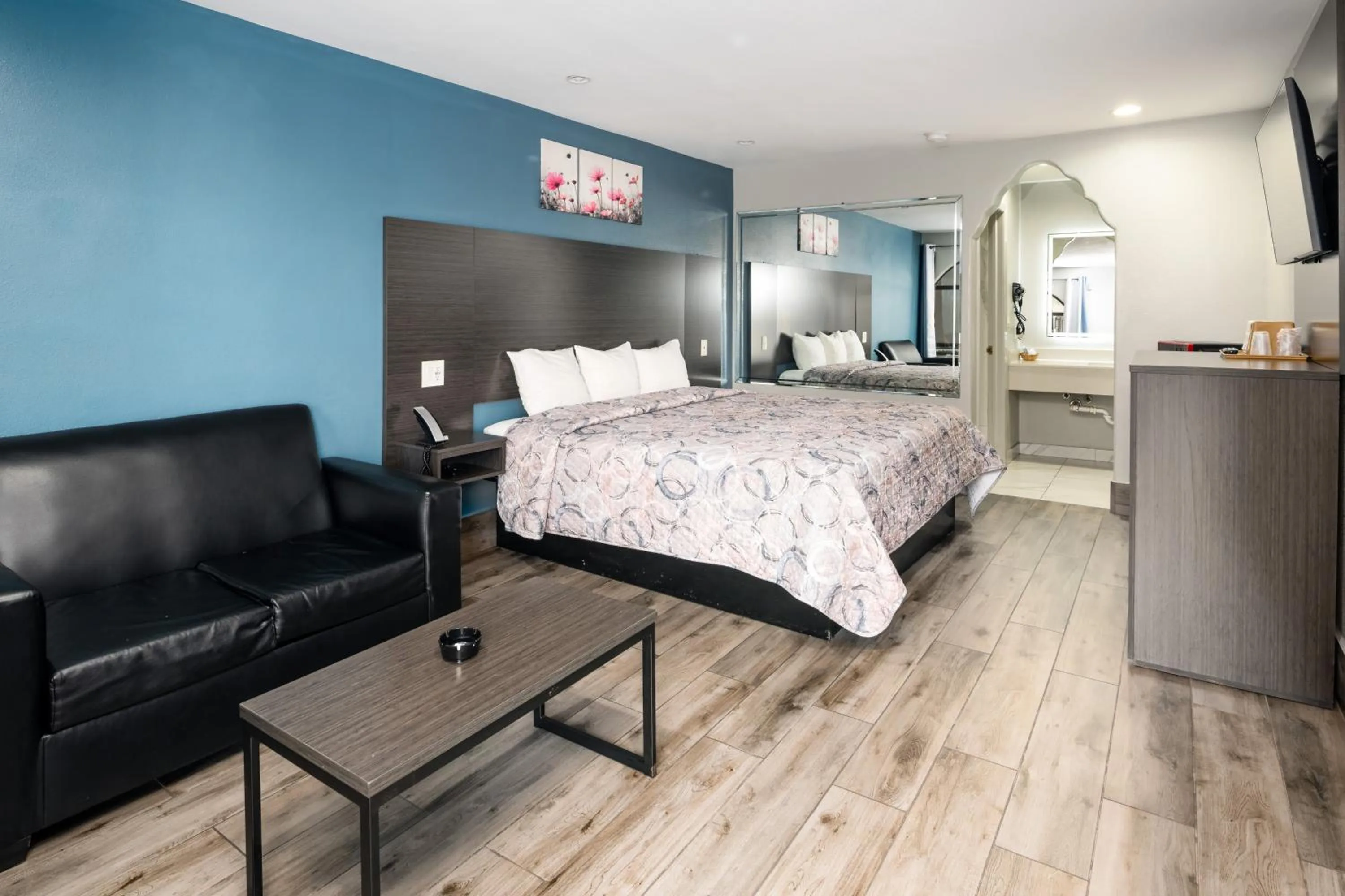 Bedroom, Bed in Downtowner Inns - Houston Downtown & Convention Center