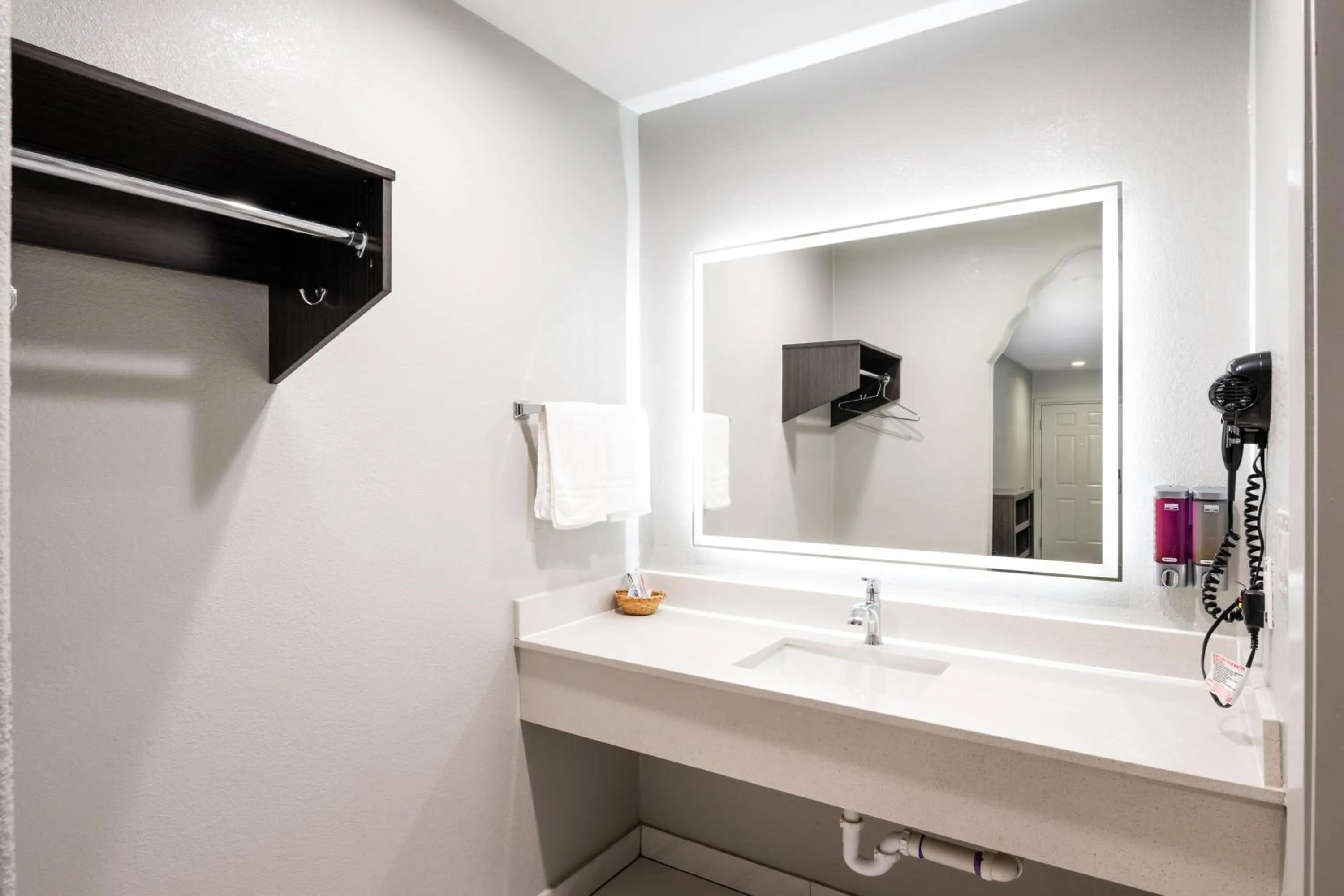 Bathroom in Downtowner Inns - Houston Downtown & Convention Center