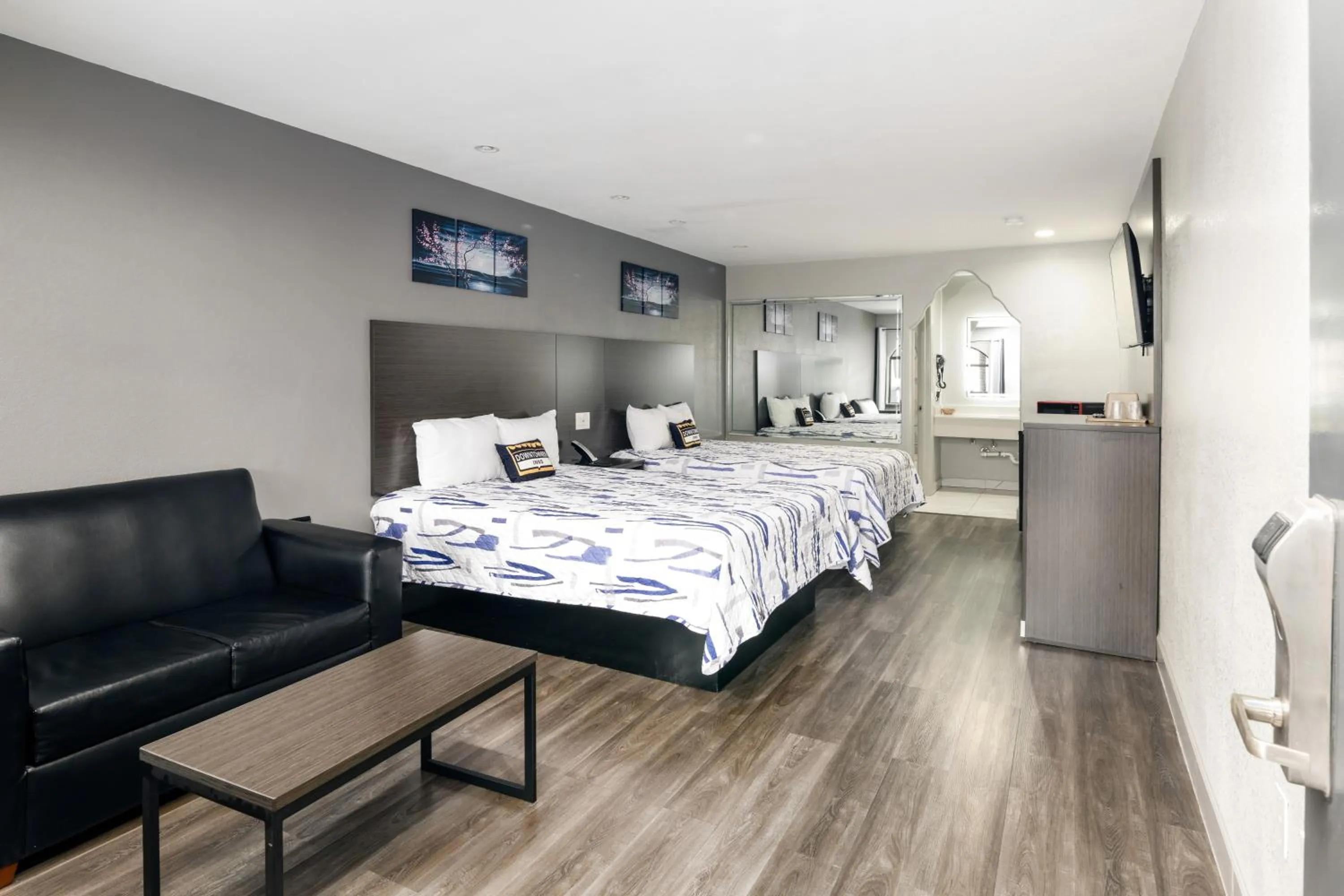 Bedroom, Bed in Downtowner Inns - Houston Downtown & Convention Center