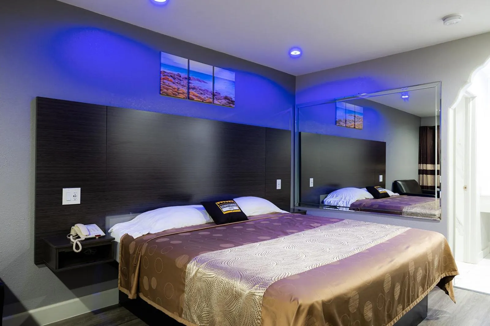 Bed in Downtowner Inns - Houston Downtown & Convention Center