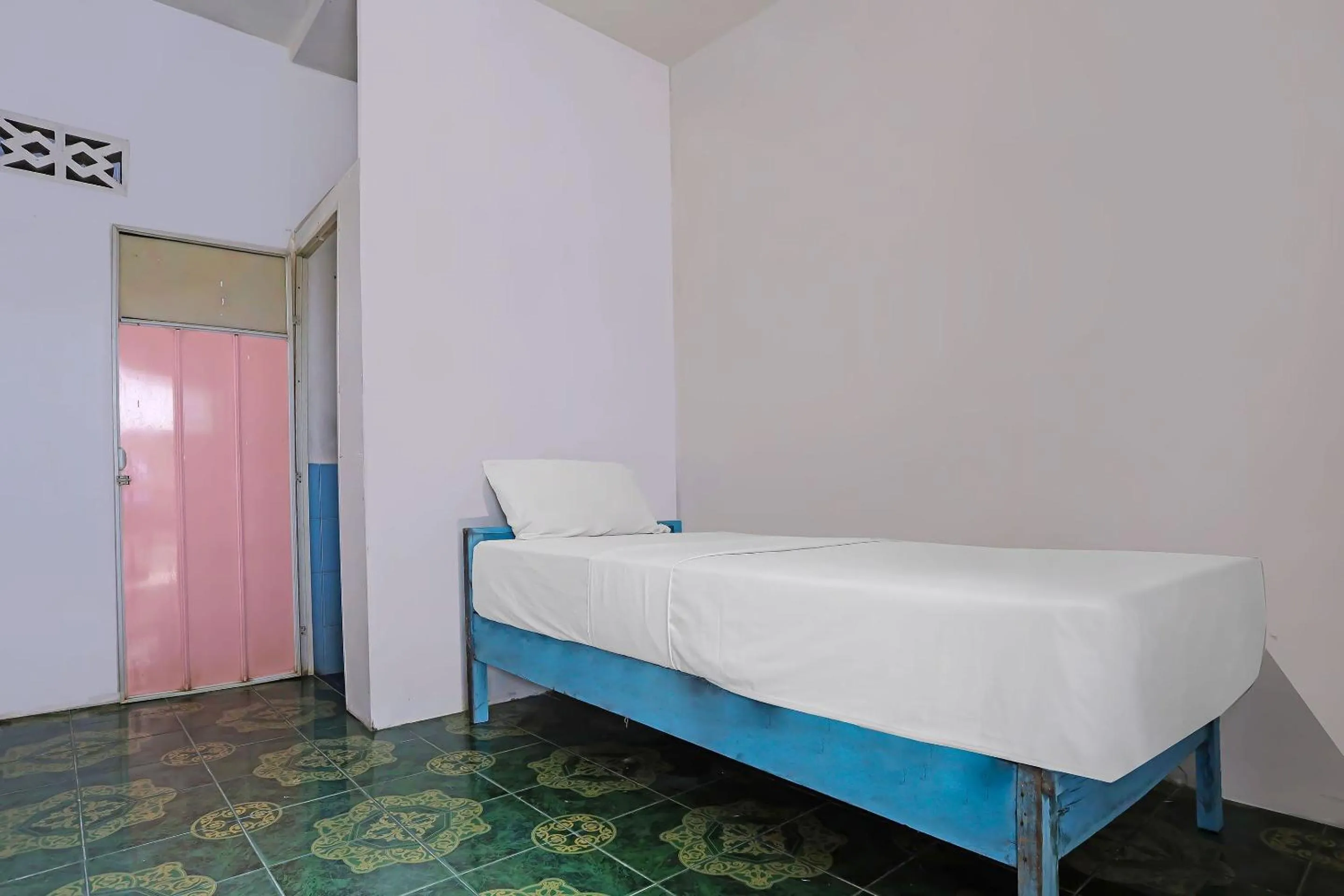 Bedroom, Bed in Hotel O City Kost Syariah