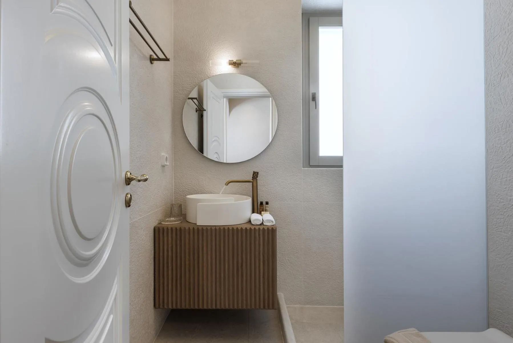 Toilet in La Madeleine Oia