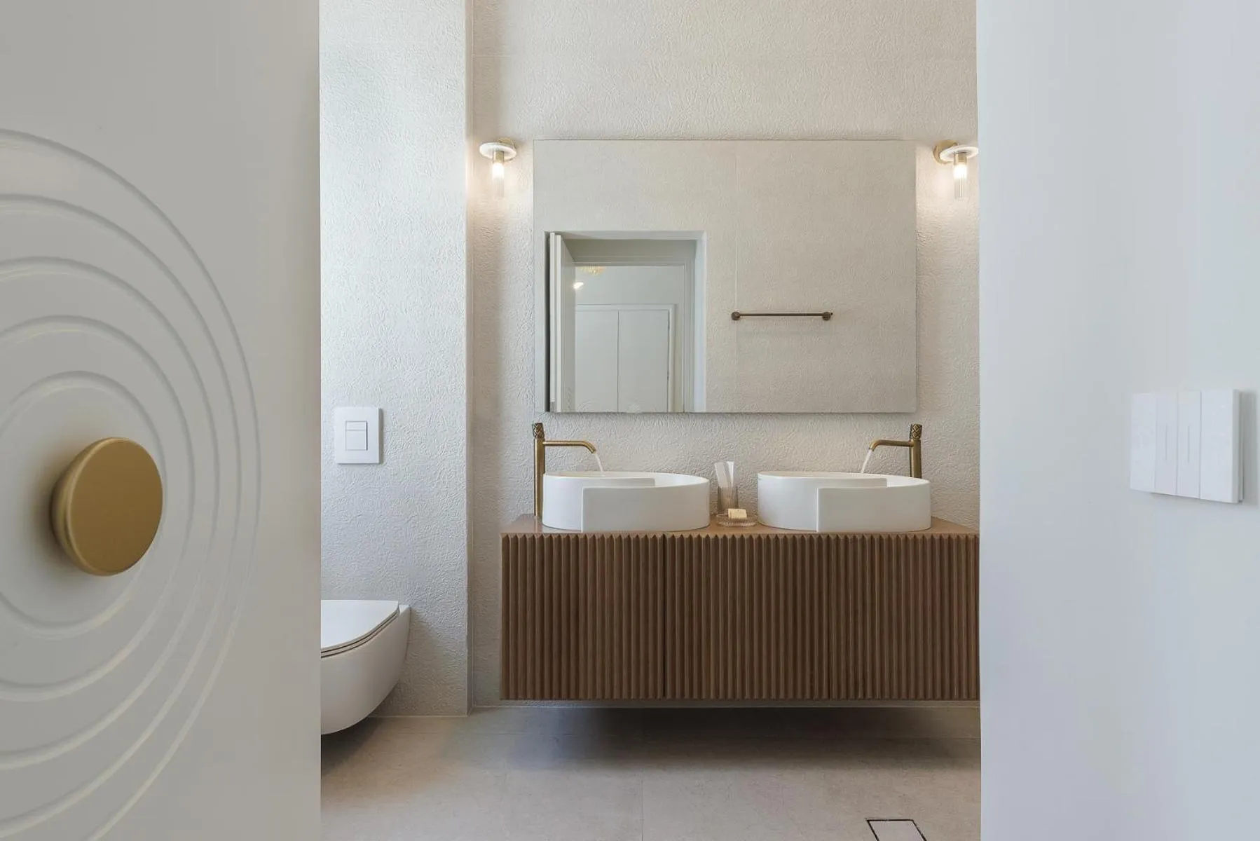 Toilet in La Madeleine Oia