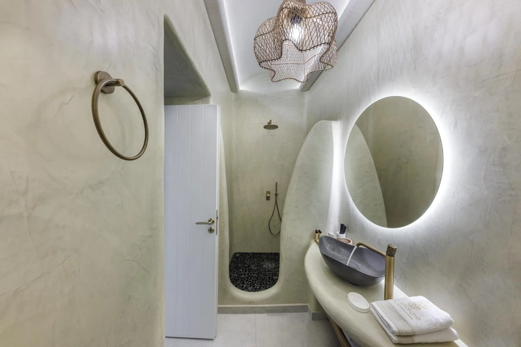 Shower in La Madeleine Oia