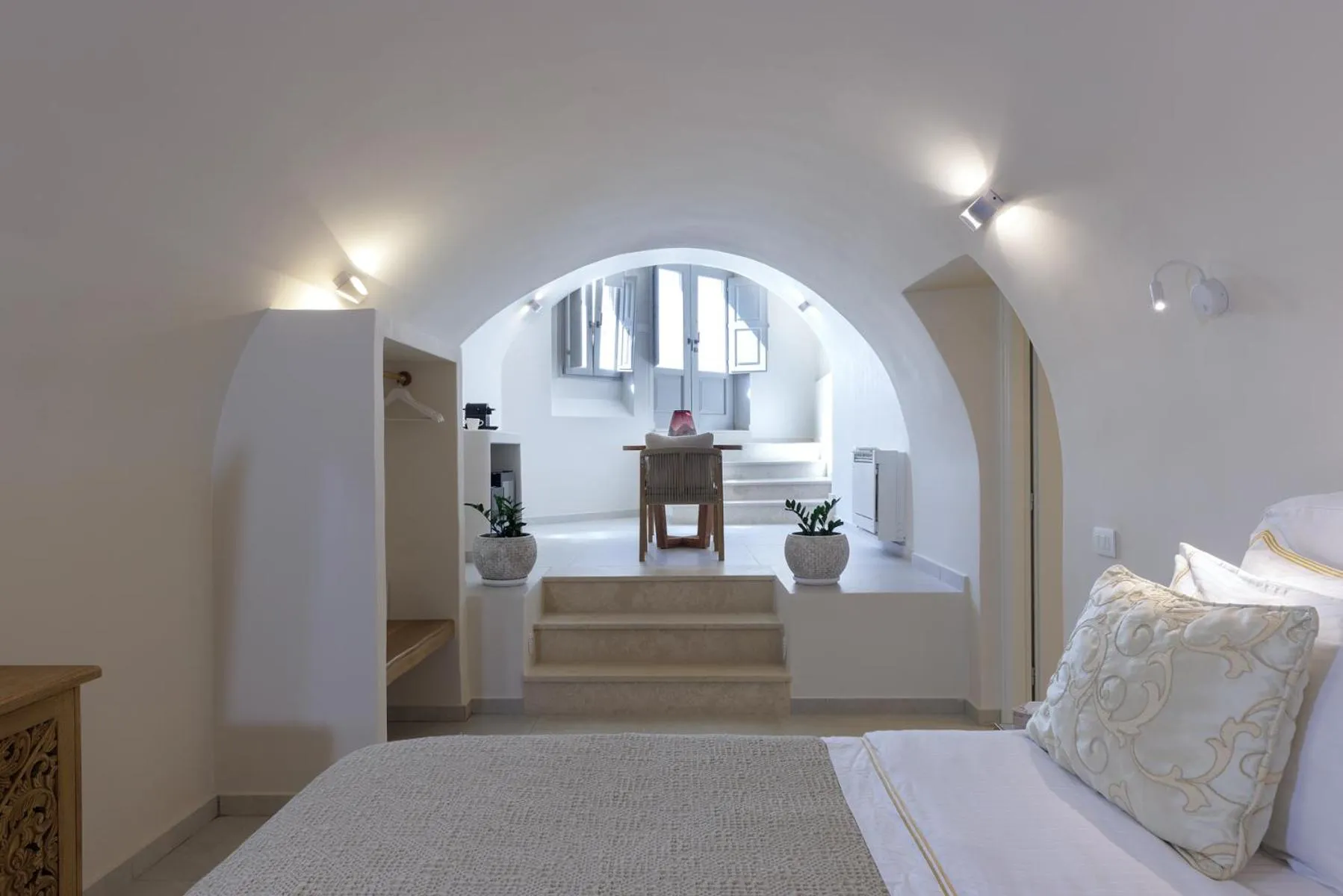 Photo of the whole room, Bed in La Madeleine Oia
