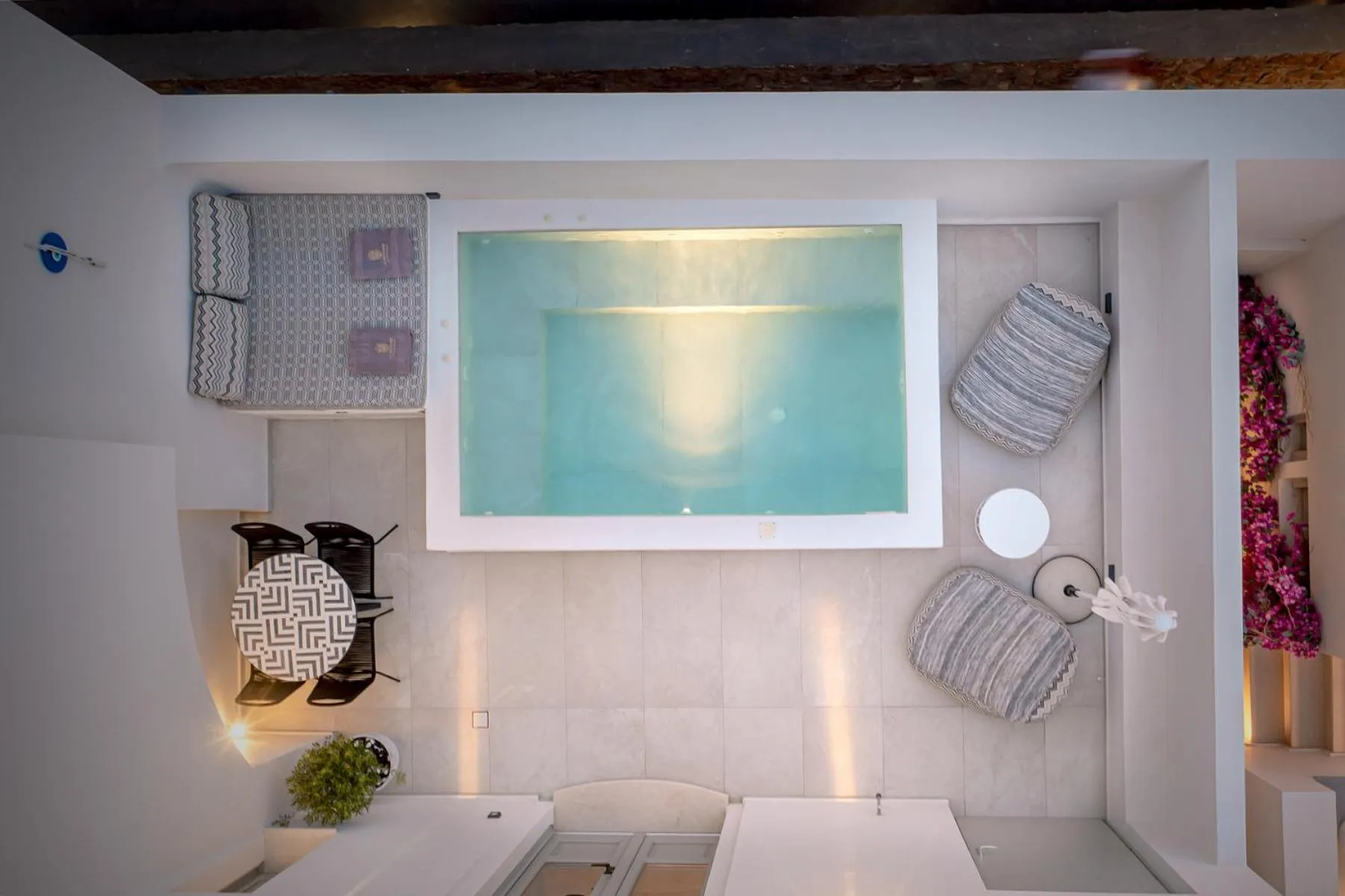 Inner courtyard view in La Madeleine Oia