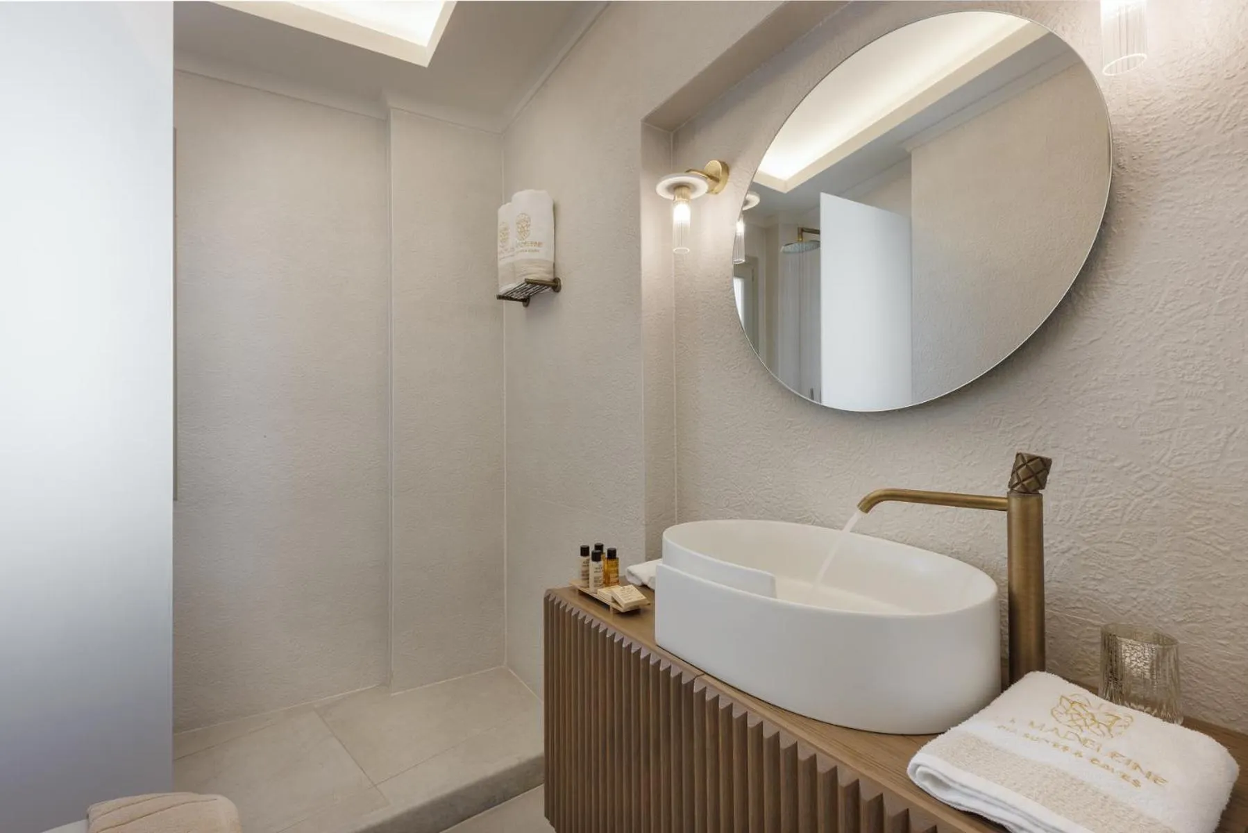 Toilet in La Madeleine Oia