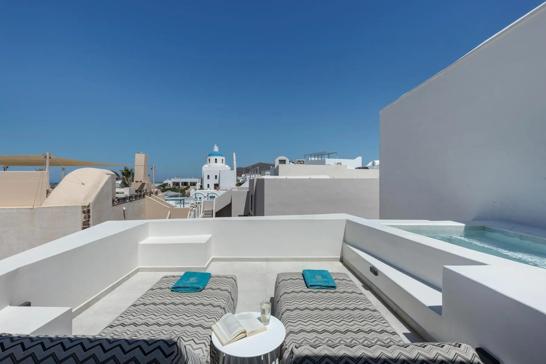 Day in La Madeleine Oia