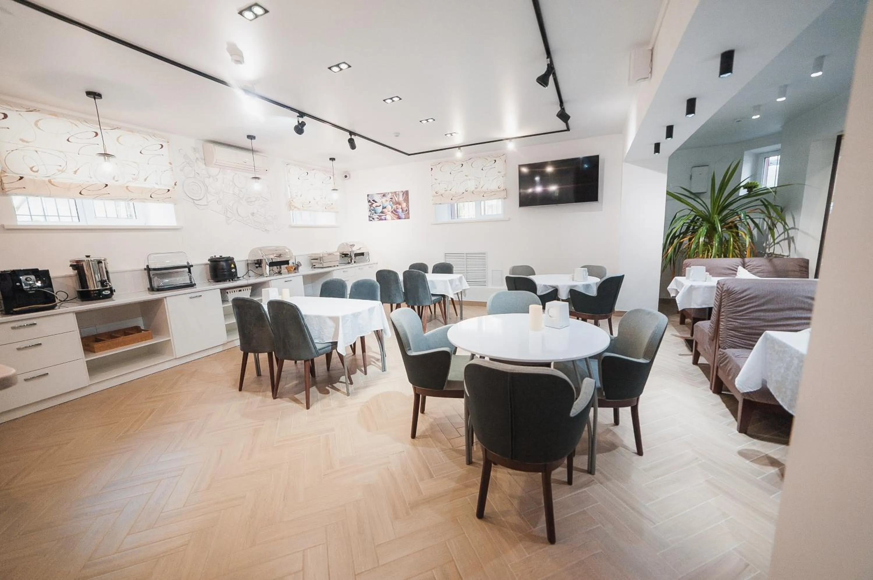 Restaurant/places to eat in Kurmet Hotel