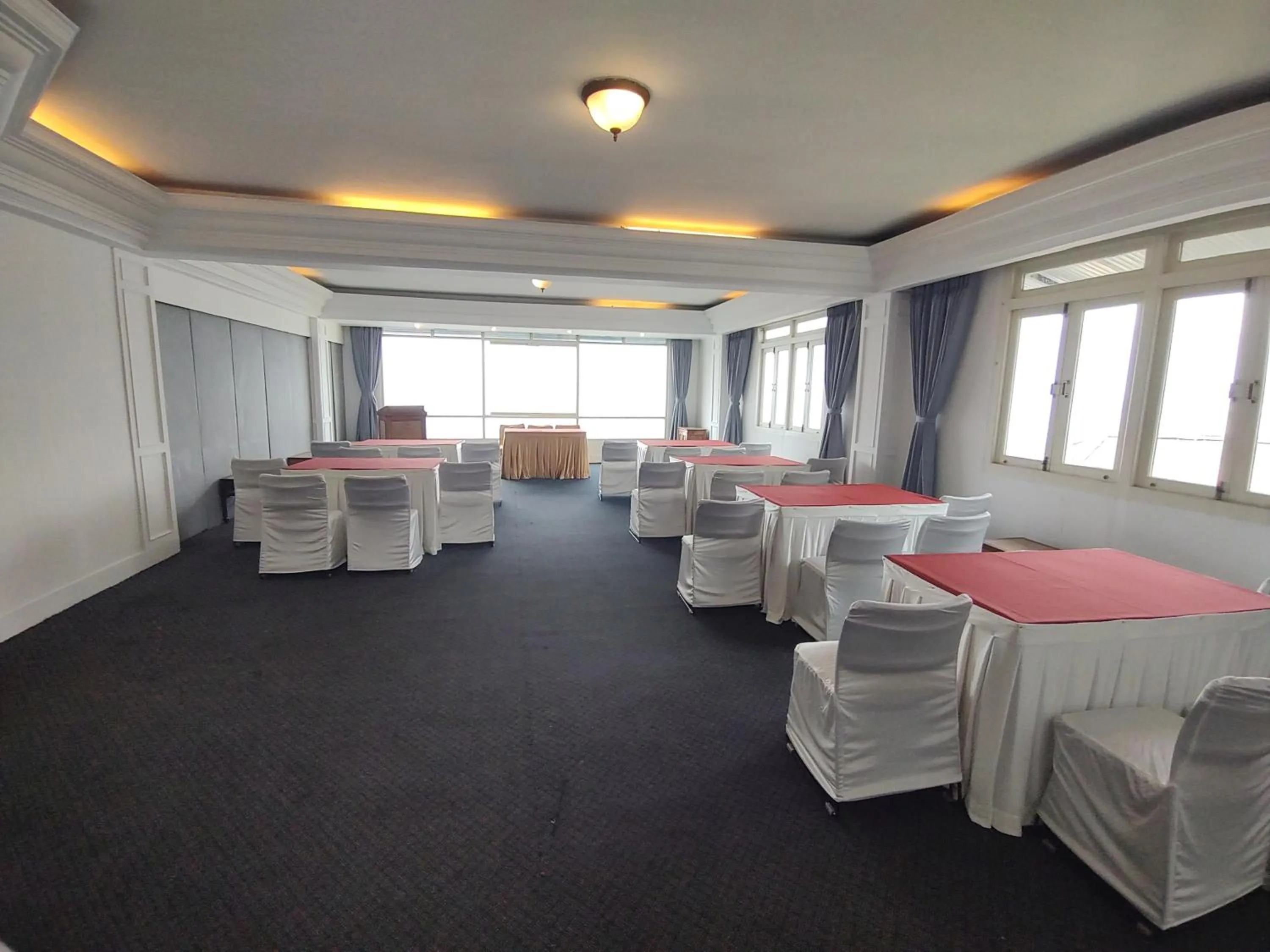 Banquet/Function facilities in Treenz Lite