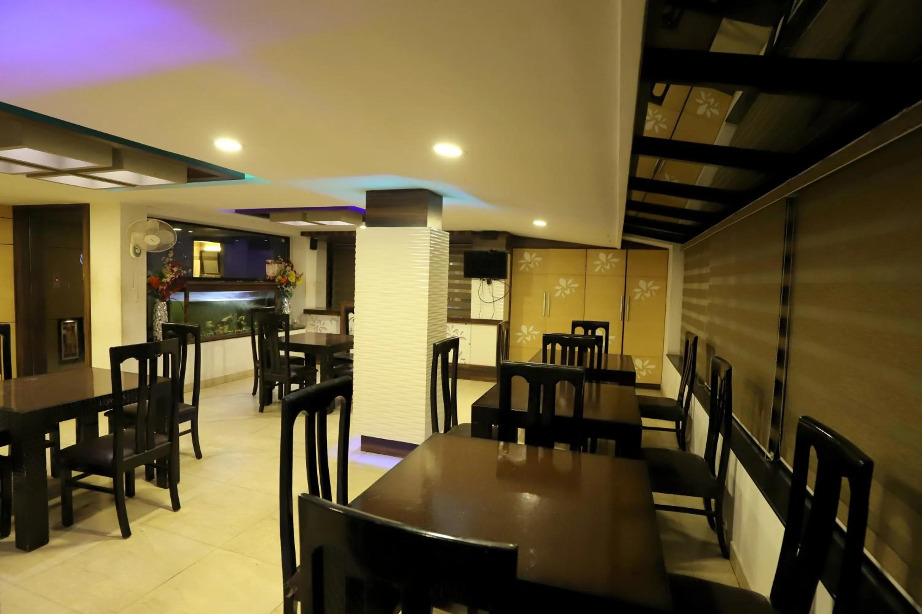 Restaurant/places to eat in Hotel Green View International